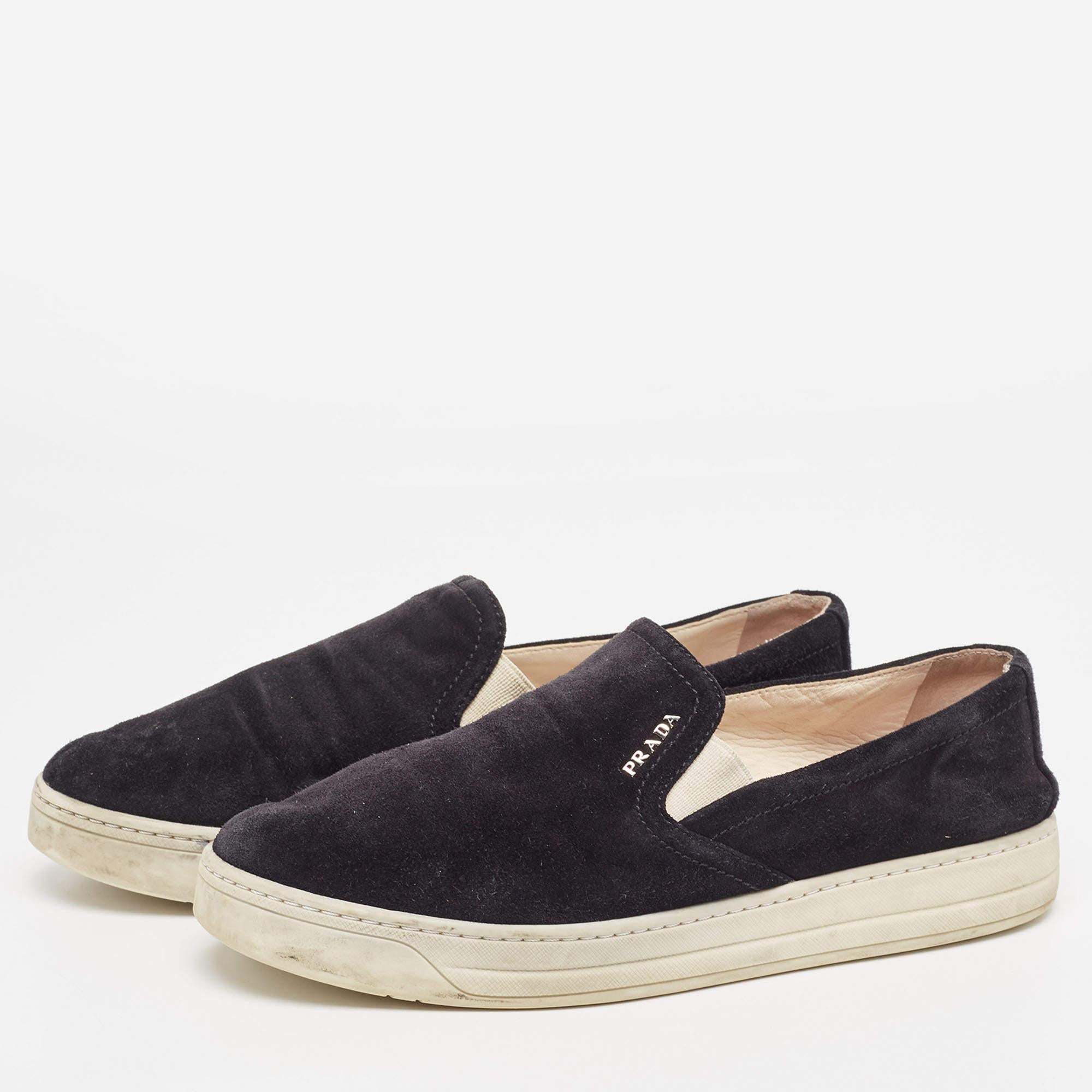 Upgrade your style with these Prada Sport sneakers. Meticulously designed for fashion and comfort, they're the ideal choice for a trendy and comfortable stride.