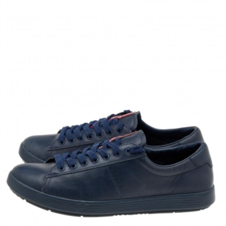 Meticulously crafted using leather, these Prada Sport sneakers are recognized for their sleek and simple design. Clean-cut and built for comfort, this pair of blue shoes feature lace-up vamps and matching blue-tone hardware. Wear them with your