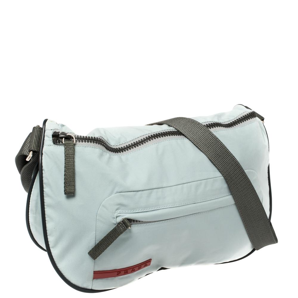 Prada Sport Borsa a tracolla in nylon blu In condizioni buone a Dubai, Al Qouz 2