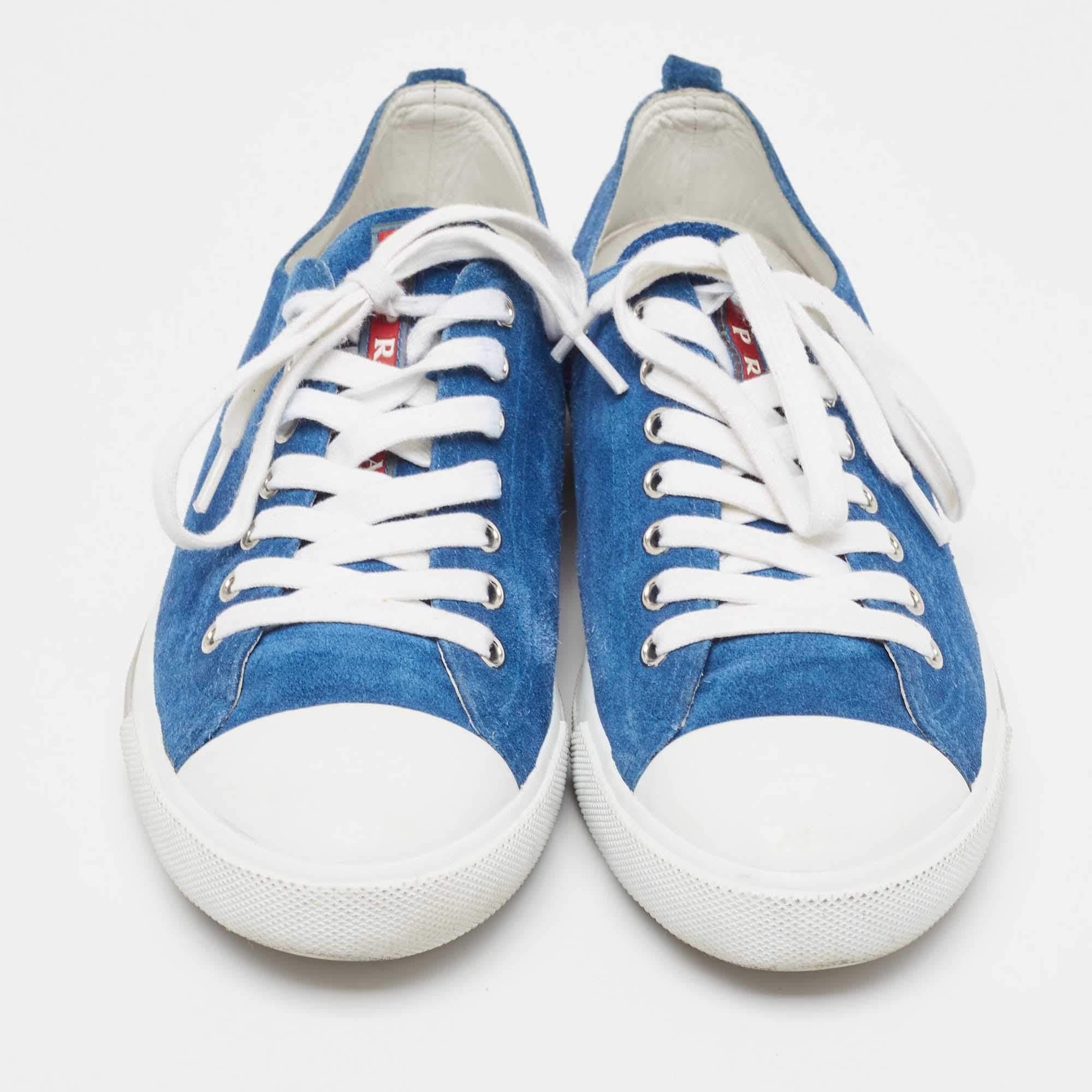 Prada Sport Blaue Low Top-Turnschuhe aus Wildleder Größe 39.5 (Grau) im Angebot