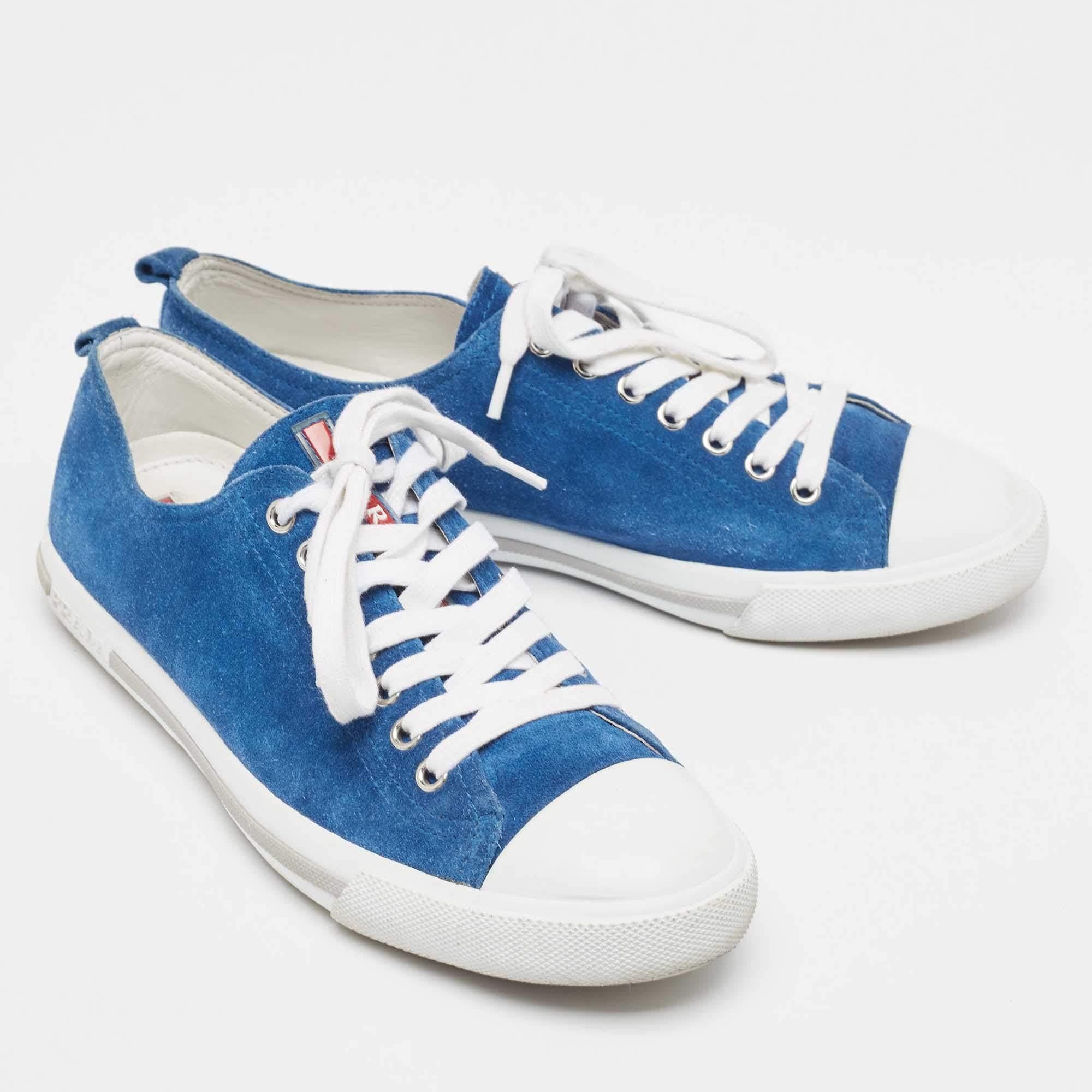 Prada Sport Blaue Low Top-Turnschuhe aus Wildleder Größe 39.5 im Zustand „Relativ gut“ im Angebot in Dubai, Al Qouz 2