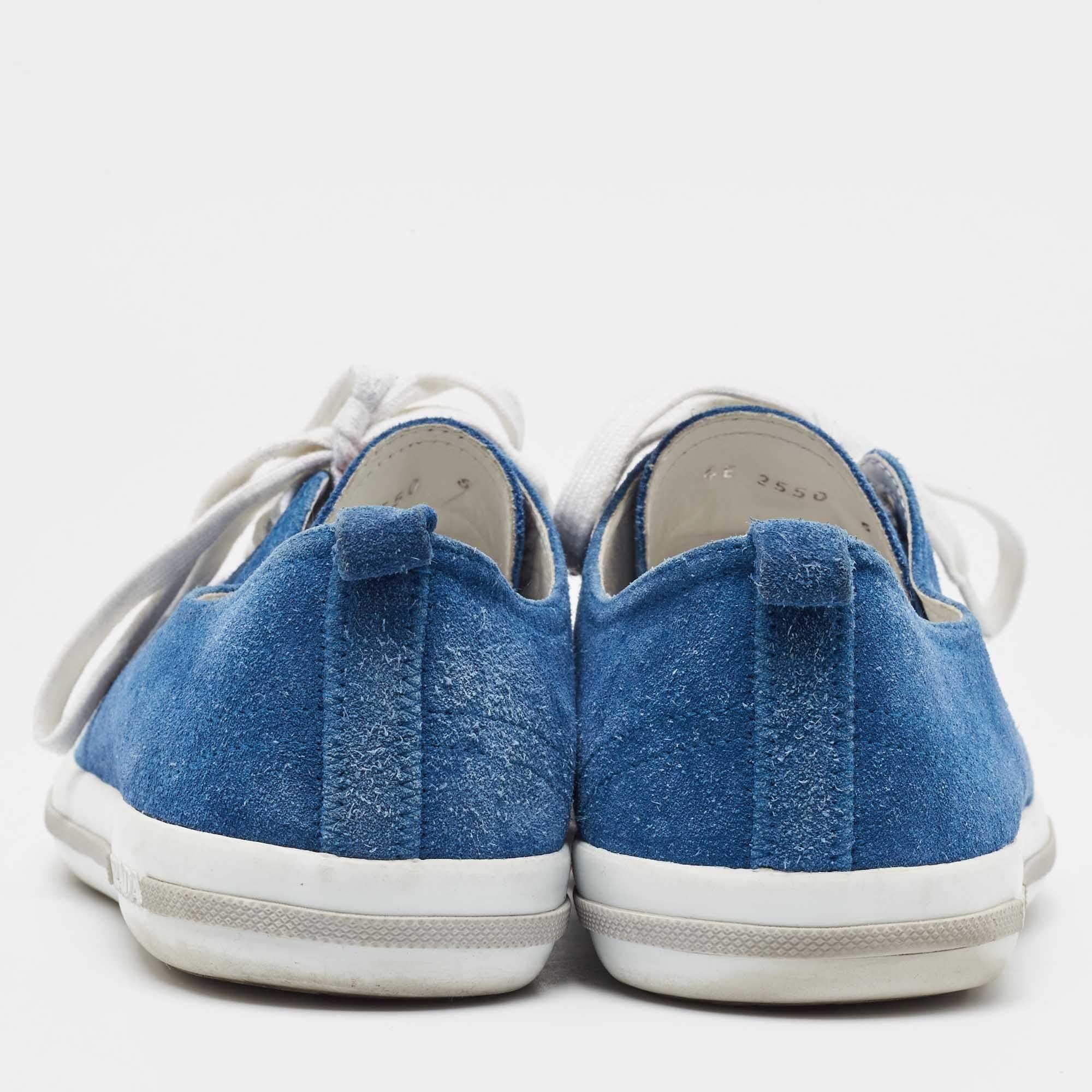 Prada Sport Blaue Low Top-Turnschuhe aus Wildleder Größe 39.5 Herren im Angebot