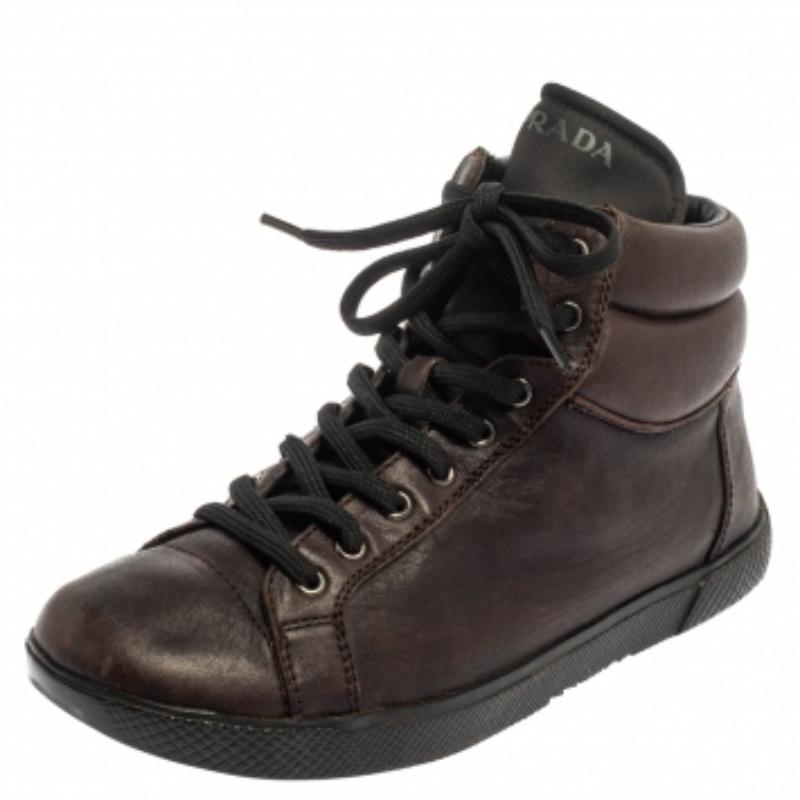 Un paio di scarpe che ti permetteranno di affrontare una lunga giornata in pieno comfort! Realizzate con la pelle più pregiata, queste sneakers Prada Sport hanno uno stile high-top, sono dotate di lacci e cerniere laterali e poggiano su una