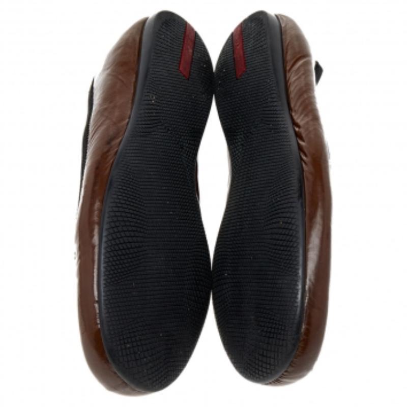 Queste ballerine classiche di Prada Sport sono l'emblema della raffinatezza. Sono squisitamente realizzate in vernice lucida e foderate in pelle. Dallo stile femminile, mantengono i tuoi piedi belli e comodi.