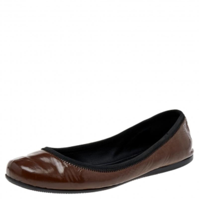 Prada Sport Ballerine in pelle verniciata marrone misura 38 In condizioni discrete in vendita a Dubai, Al Qouz 2
