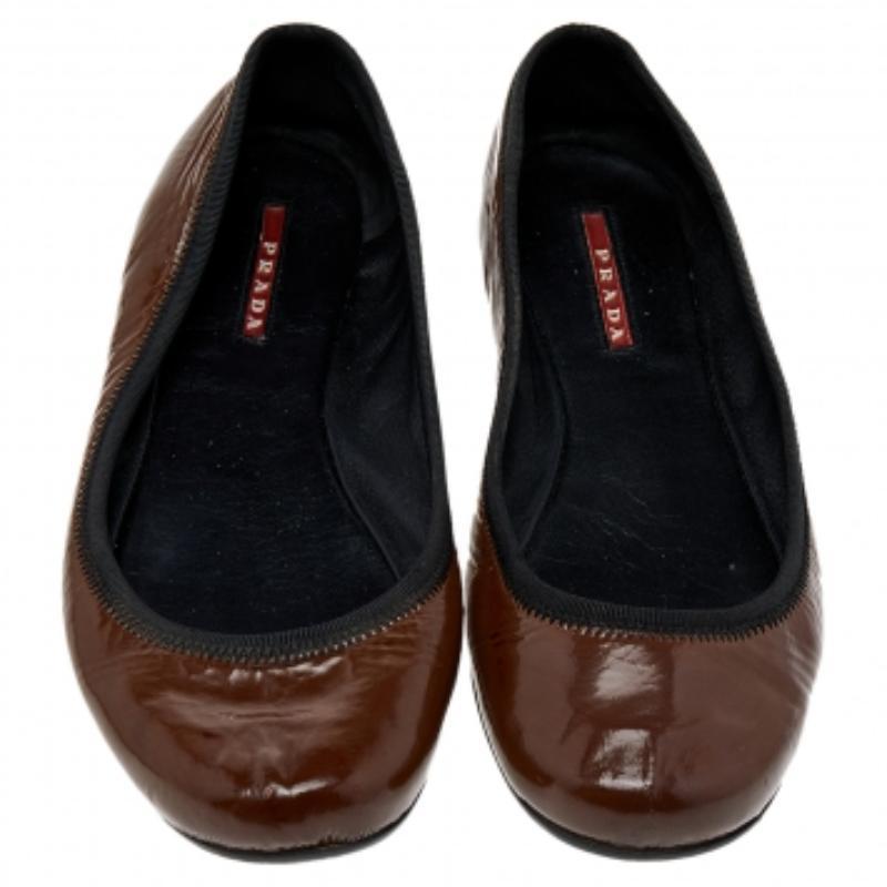 Prada Sport Ballerine in pelle verniciata marrone misura 38 in vendita 1