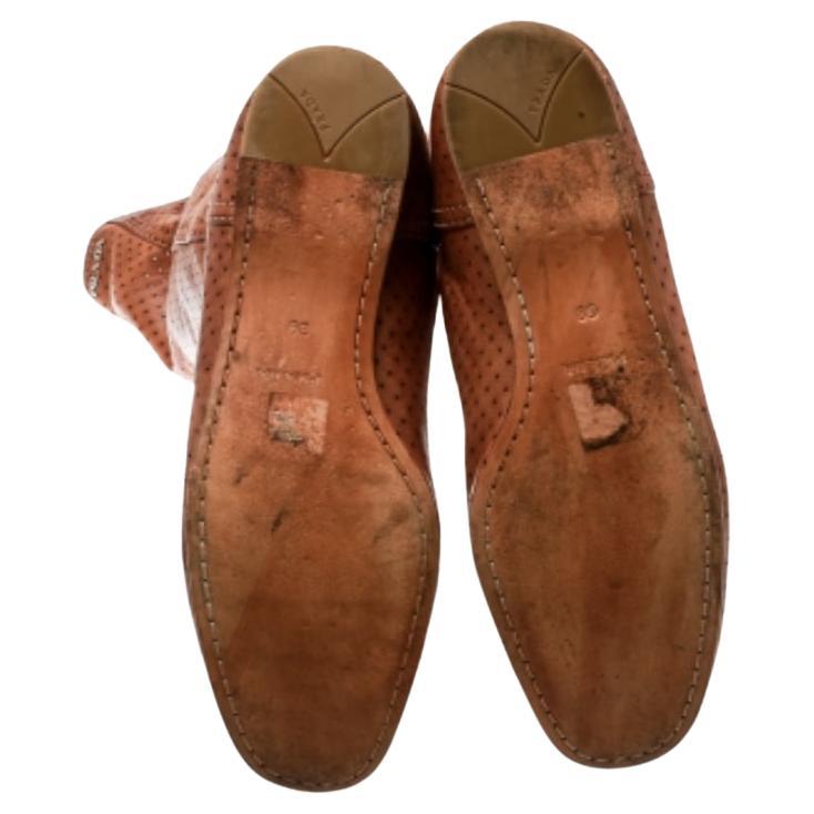 Schick, elegant und stilvoll - diese halbhohen Stiefel von Prada Sport verdienen einen besonderen Platz in Ihrem Kleiderschrank! Die braunen Stiefel sind aus perforiertem Leder gefertigt und haben eine runde Schuhspitze. Sie haben ein silberfarbenes