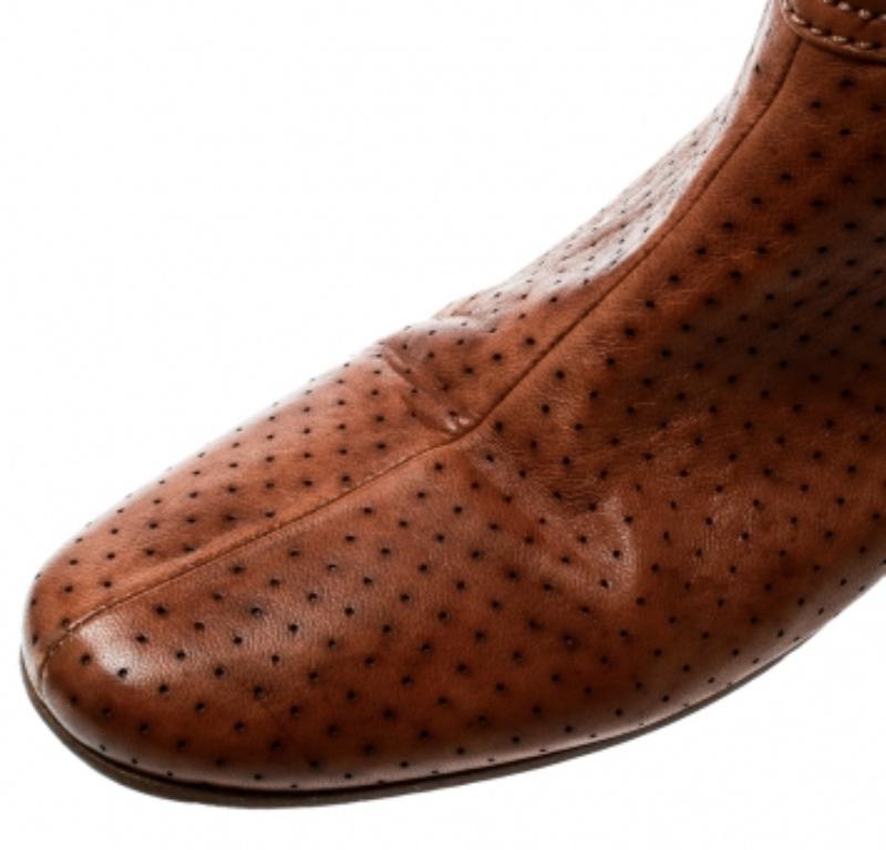 Prada Sport Brown Perforated Leder Mid Calf Flat Stiefel Größe 39 (Braun) im Angebot