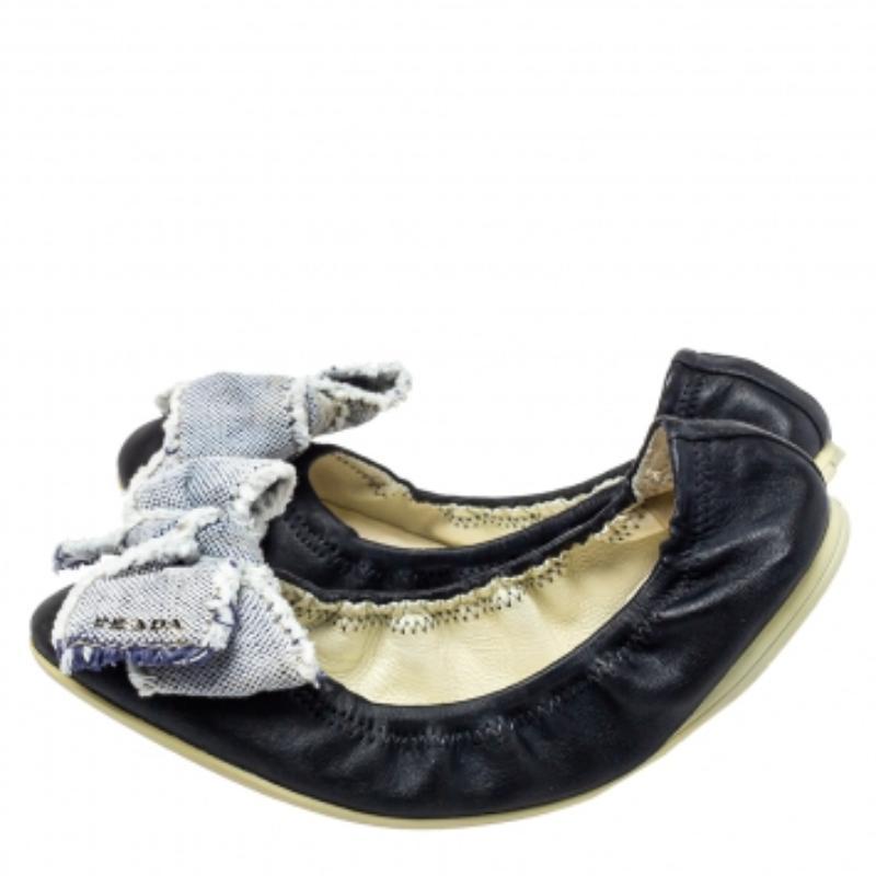 These designer flats from the house of Prada Sport are a must-have in your wardrobe. Keep it casual yet chic with these leather flats. These dark blue flats are perfect for the fashionista that you are. The rubber soles add comfort to this pair of