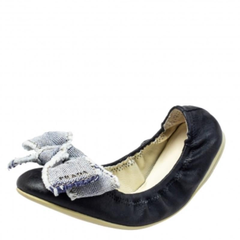 Prada Sport Dark Blue Leather Bow Scrunch Ballet Flats Size 36 In Good Condition For Sale In Dubai, Al Qouz 2