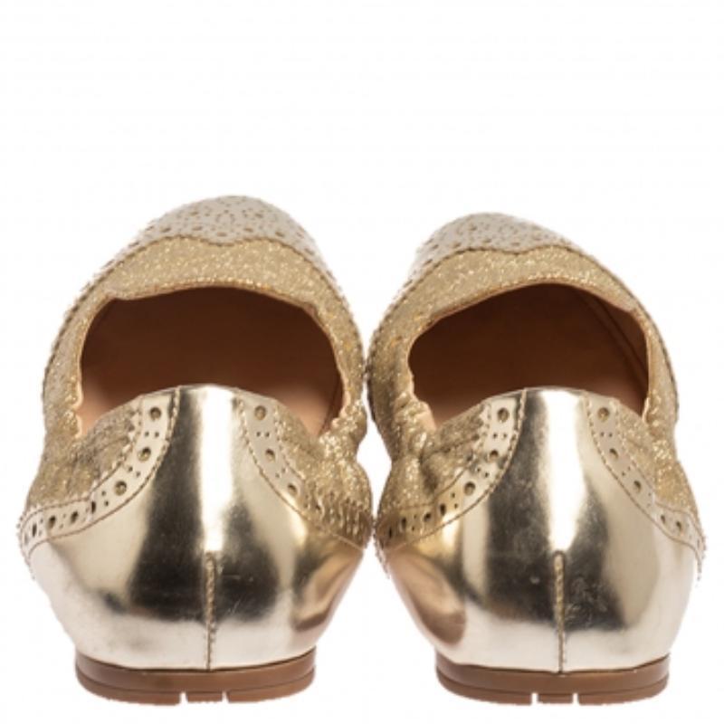Prada Sport Gold Fabric And Patent Leather Brogue Scrunch Ballet Flats Size 37.5 In Good Condition For Sale In Dubai, Al Qouz 2