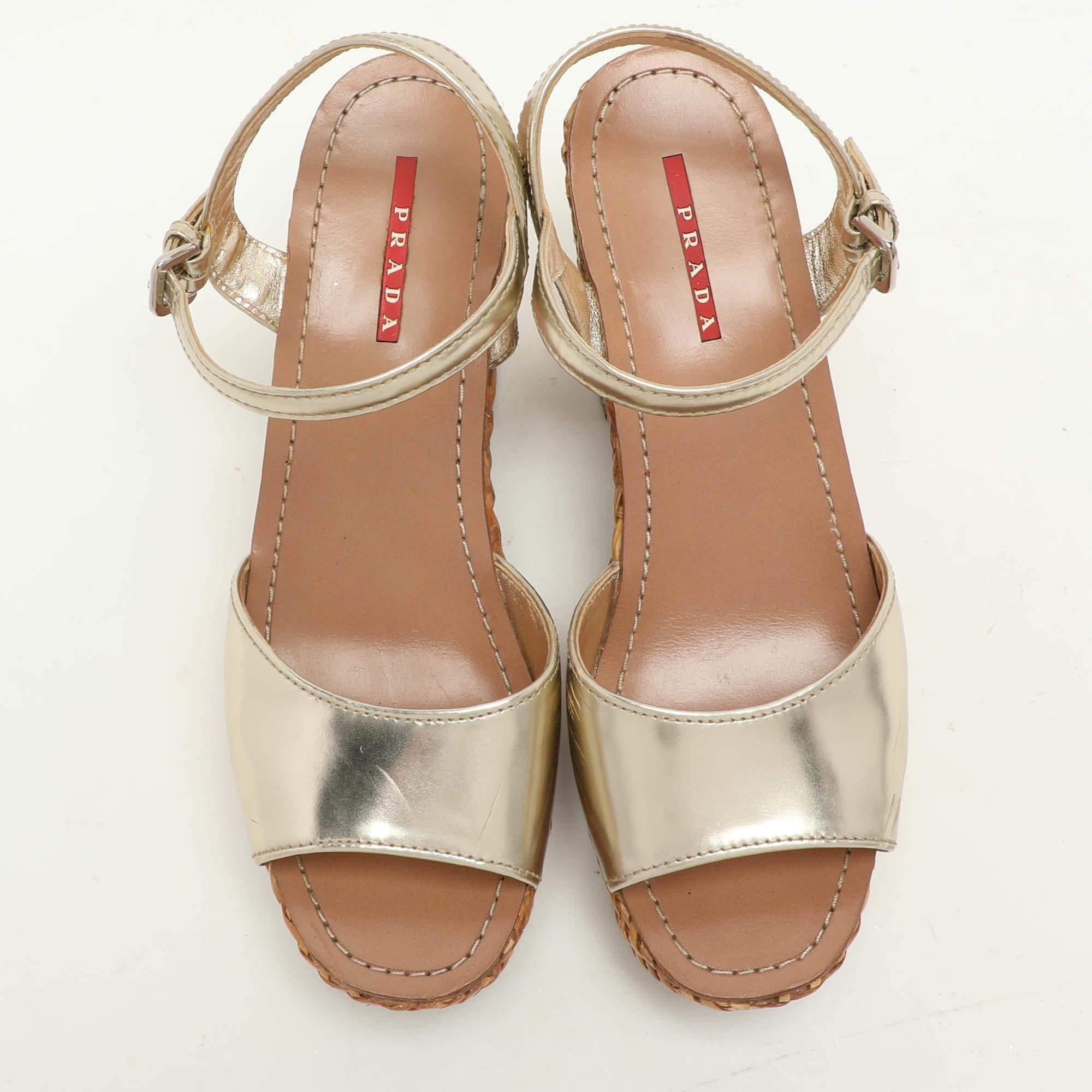Prada Sport - Sandales à lanières à talons compensés en cuir doré, taille 39 État moyen - En vente à Dubai, Al Qouz 2