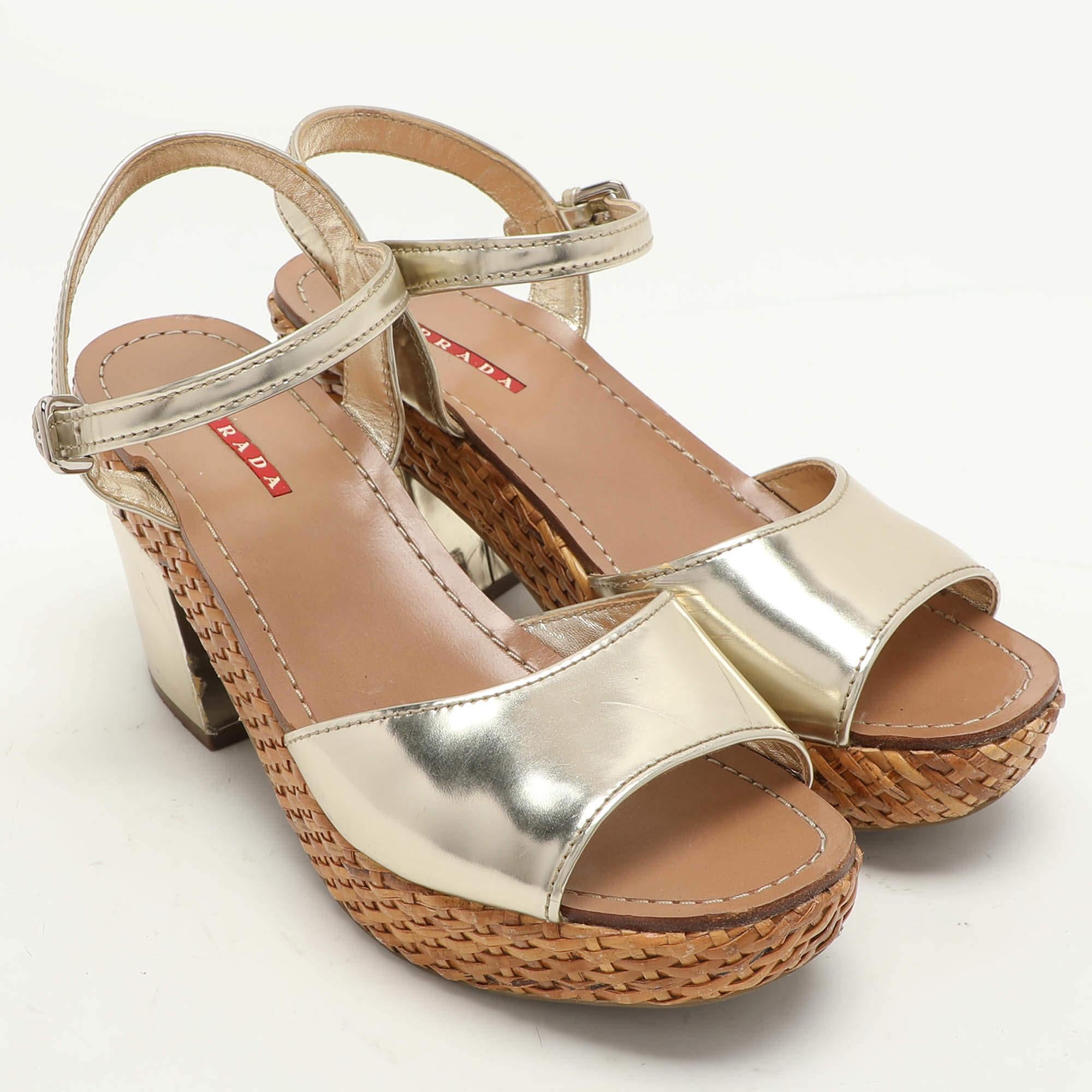 Prada Sport - Sandales à lanières à talons compensés en cuir doré, taille 39 Pour femmes en vente