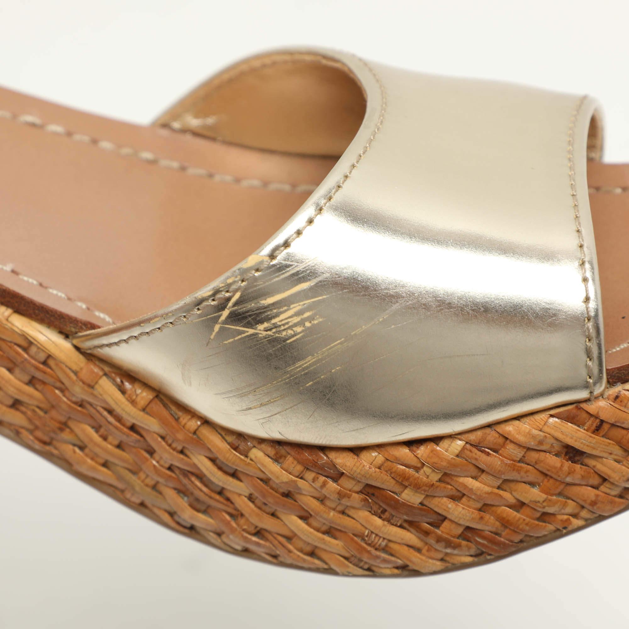 Prada Sport - Sandales à lanières à talons compensés en cuir doré, taille 39 en vente 2