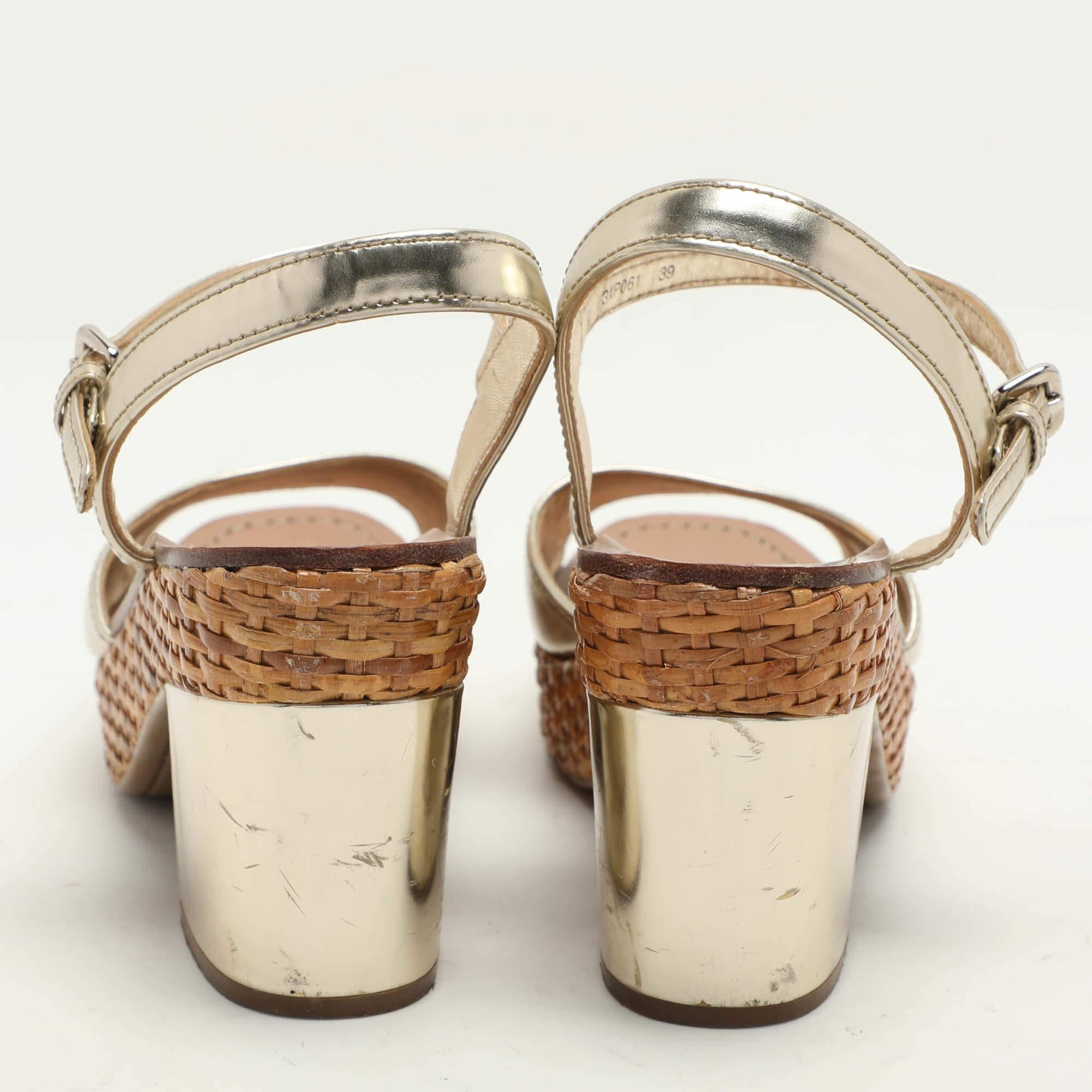 Prada Sport - Sandales à lanières à talons compensés en cuir doré, taille 39 en vente 3