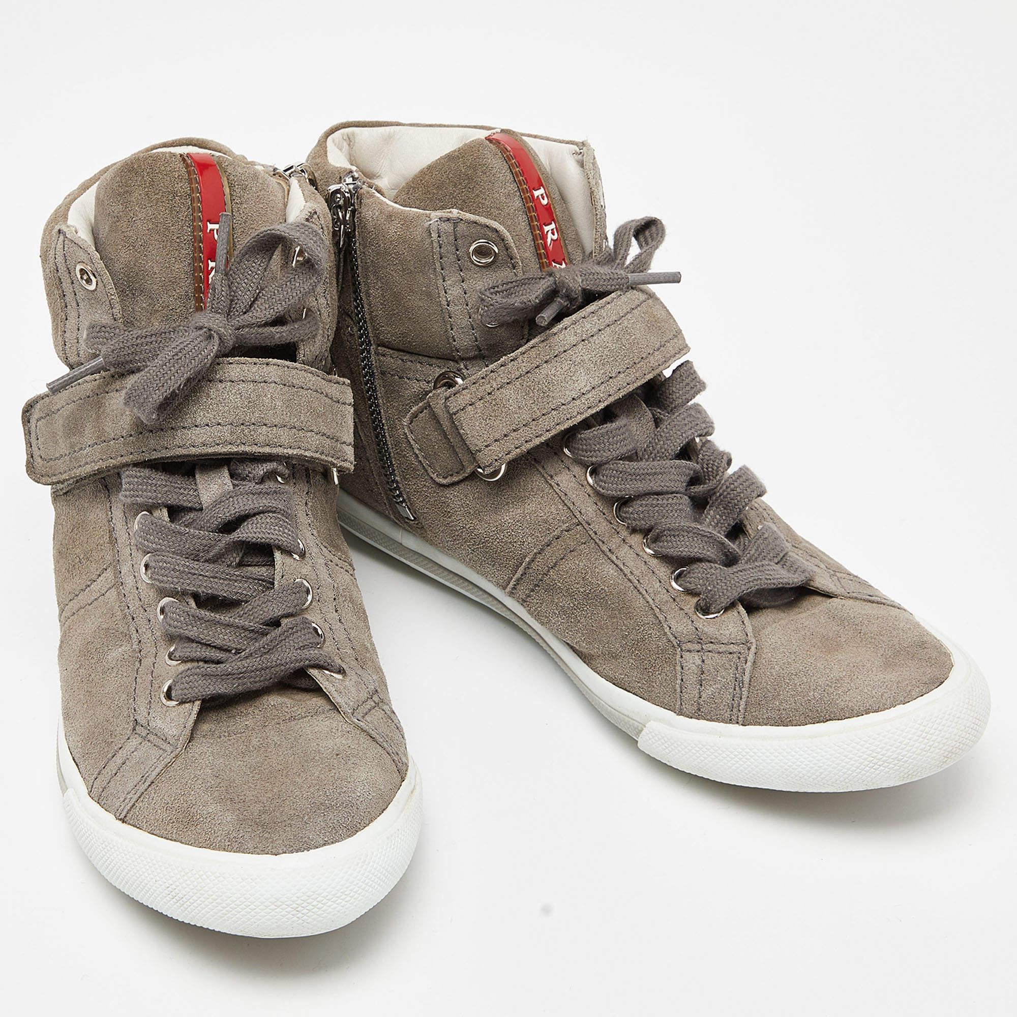 Prada Sport - Scarpe da ginnastica alte in pelle scamosciata grigia Taglia 36 In condizioni buone in vendita a Dubai, Al Qouz 2