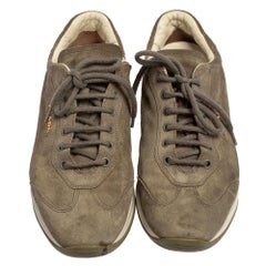 Baskets basses Prada Sport en daim gris, taille 38