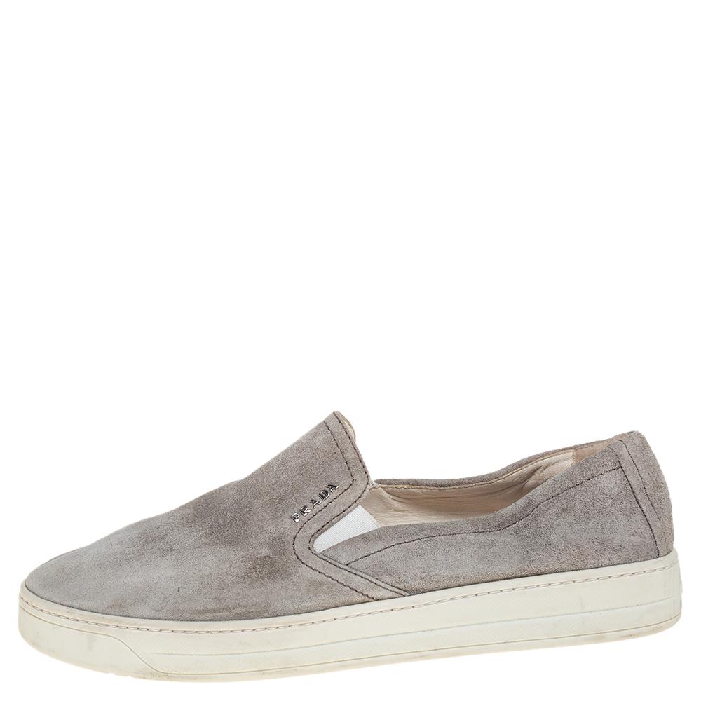 Step out in style and confidence as you wear these smart grey sneakers. Look your stylish best every time you step out wearing these trendy suede sneakers, designed with round toes, an slip-on silhouette, and sturdy soles. Flaunt a stylish look