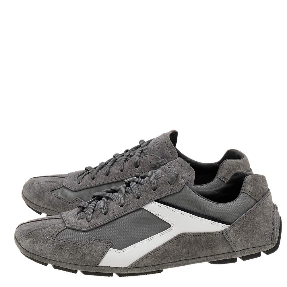 Elevate your footwear collection with these Prada Sport low-top sneakers. Constructed from a mix of fine quality materials, the grey pair is highlighted with the white detailing on the side and is complemented by lace-up vamps and brand-detailed