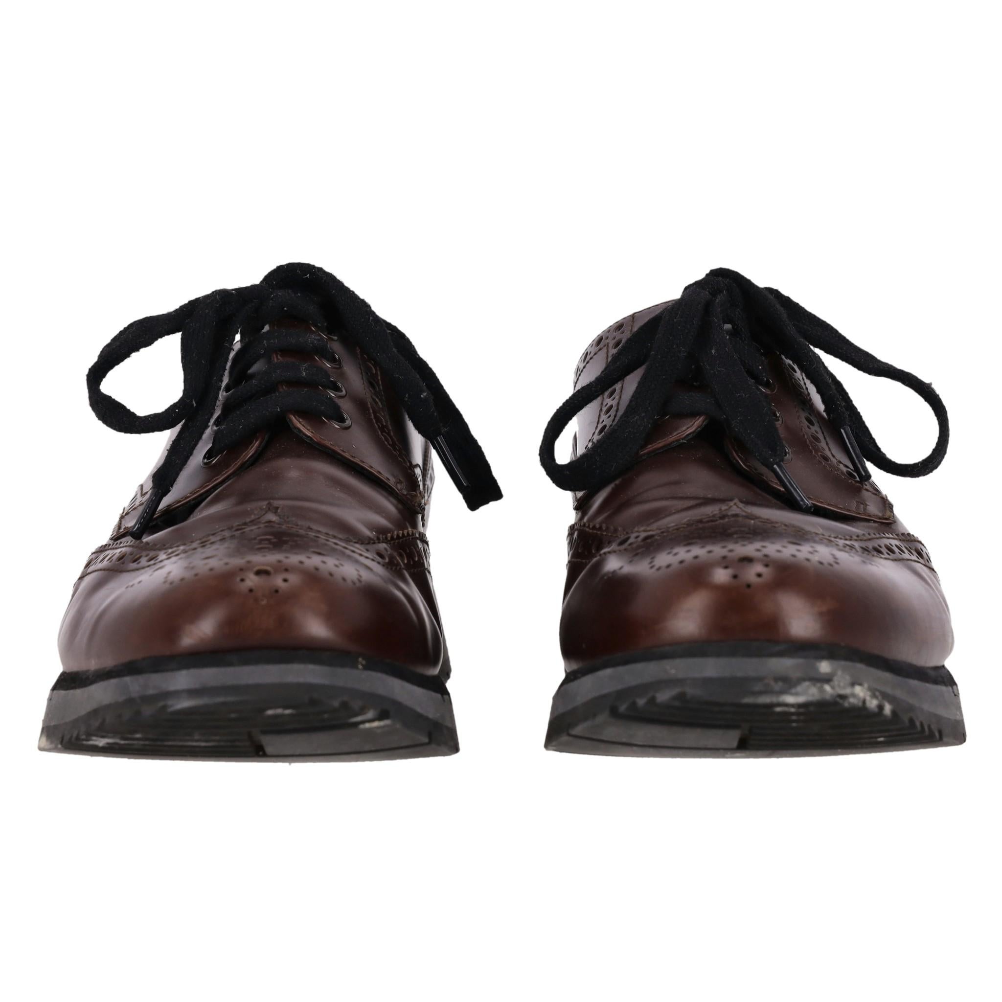 Zapatos deportivos Prada de piel

Zapatos brogue de piel perforada marrón con cordones delanteros.

Con puntera redonda y suela gris deportiva en contraste.

Precio aprox. 1,060

Talla - 8

Estado - Bueno (ligeros arañazos y algunos signos de