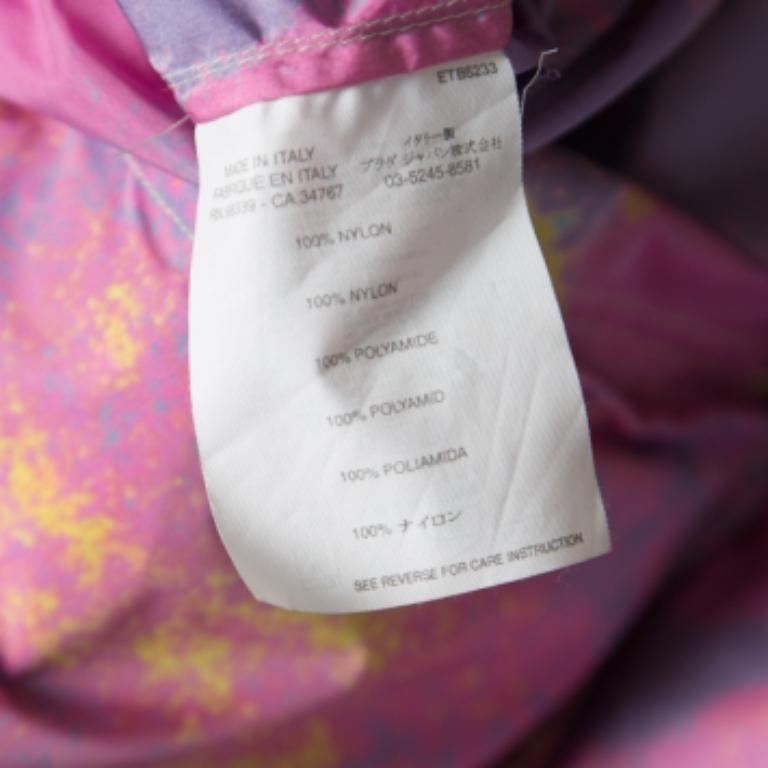 Pour un look hors du commun, enveloppez-vous du charme et du style de cette superbe veste de Prada Sport. Agrémenté d'un sweat à capuche, ce modèle est une pièce amusante et originale à arborer en toutes occasions. Confectionné en nylon de qualité,