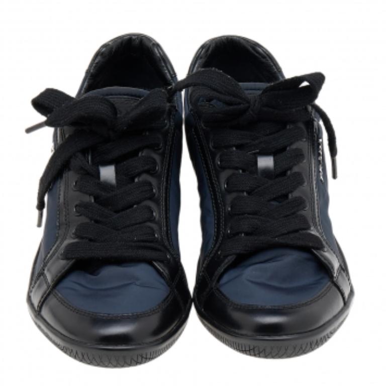 Prada Sport Navy Blue/Black Nylon And Leather Low Top Sneakers Size 37 In Good Condition For Sale In Dubai, Al Qouz 2