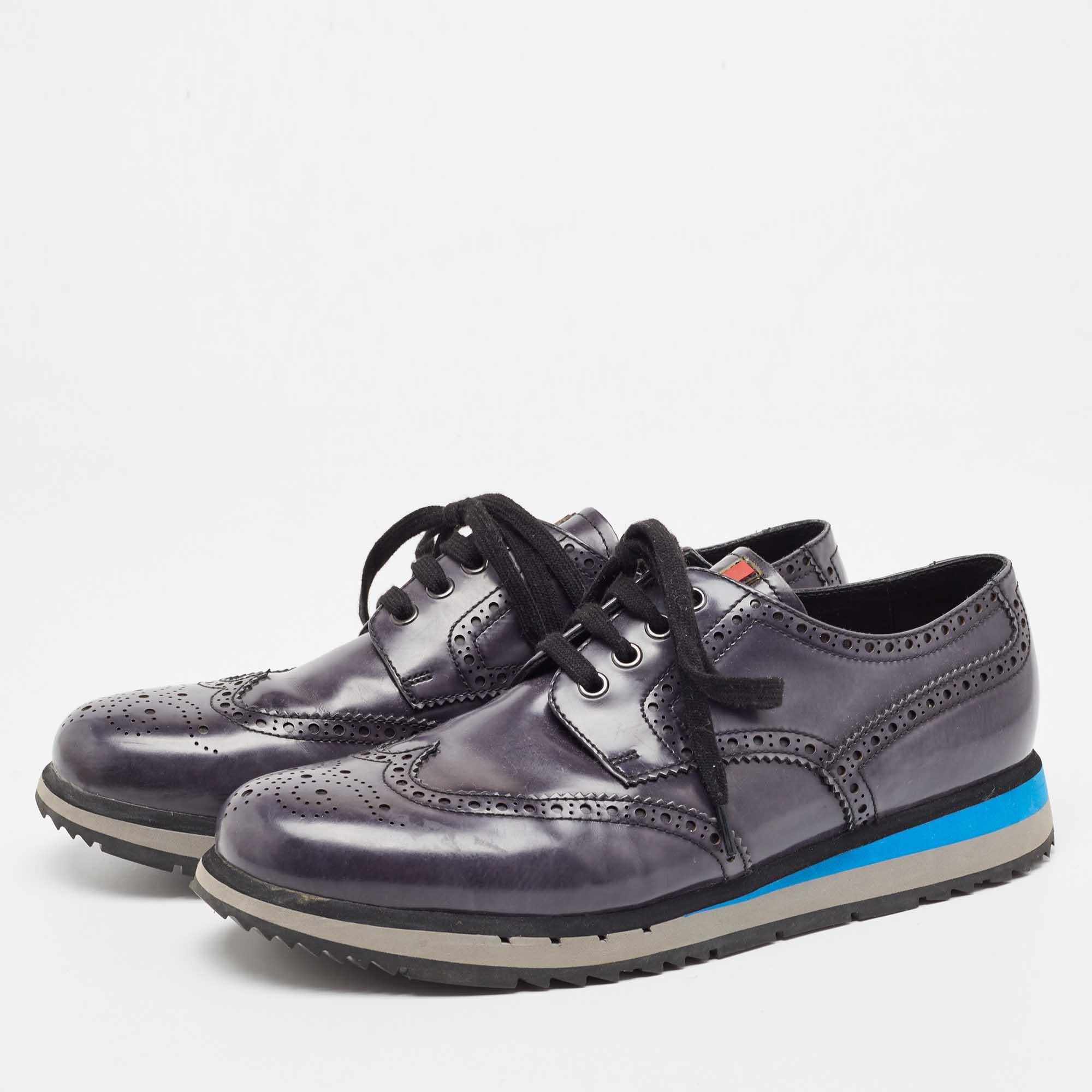 Look effortlessly classy by framing your feet with these Prada sneakers. Beautifully crafted in brogue detailing, the pair comes covered in leather, features lace-up vamps, and rubber soles.

