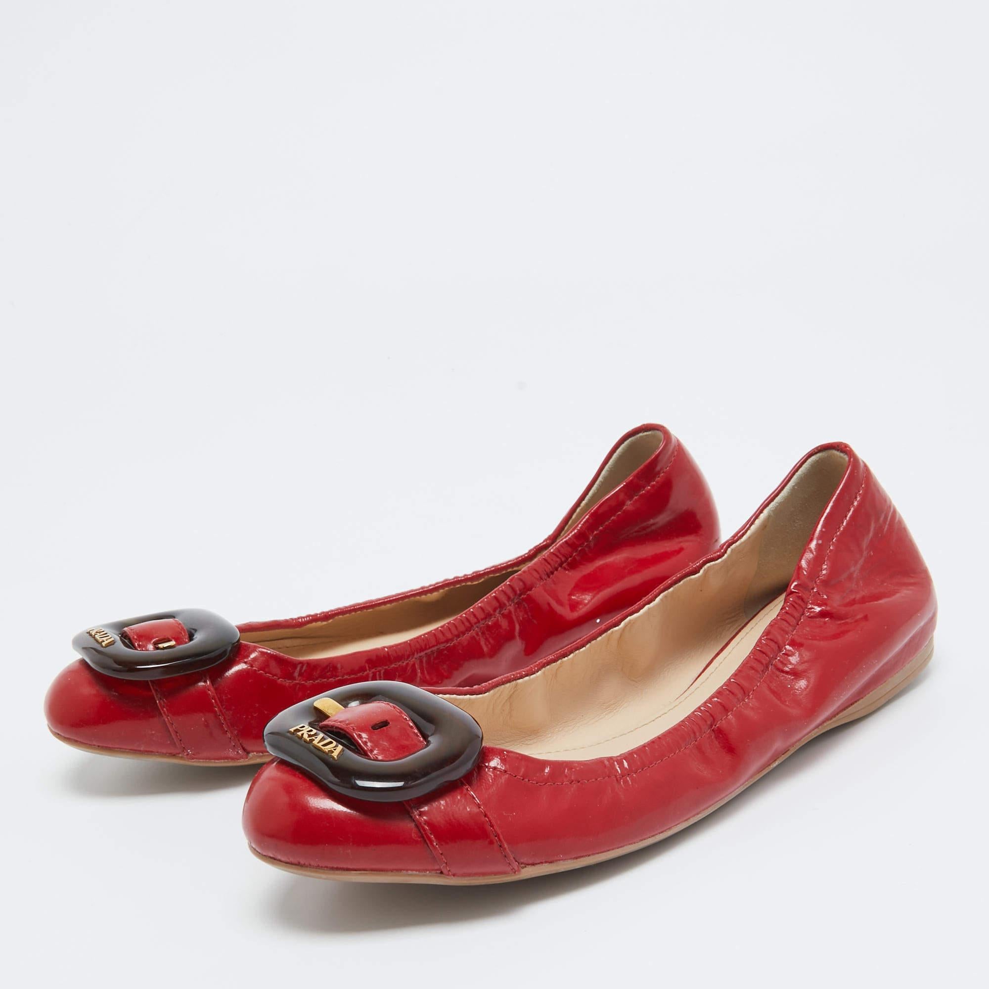 Complete your look by adding these designer ballet flats to your collection of everyday footwear. They are crafted skilfully to grant the perfect fit and style.