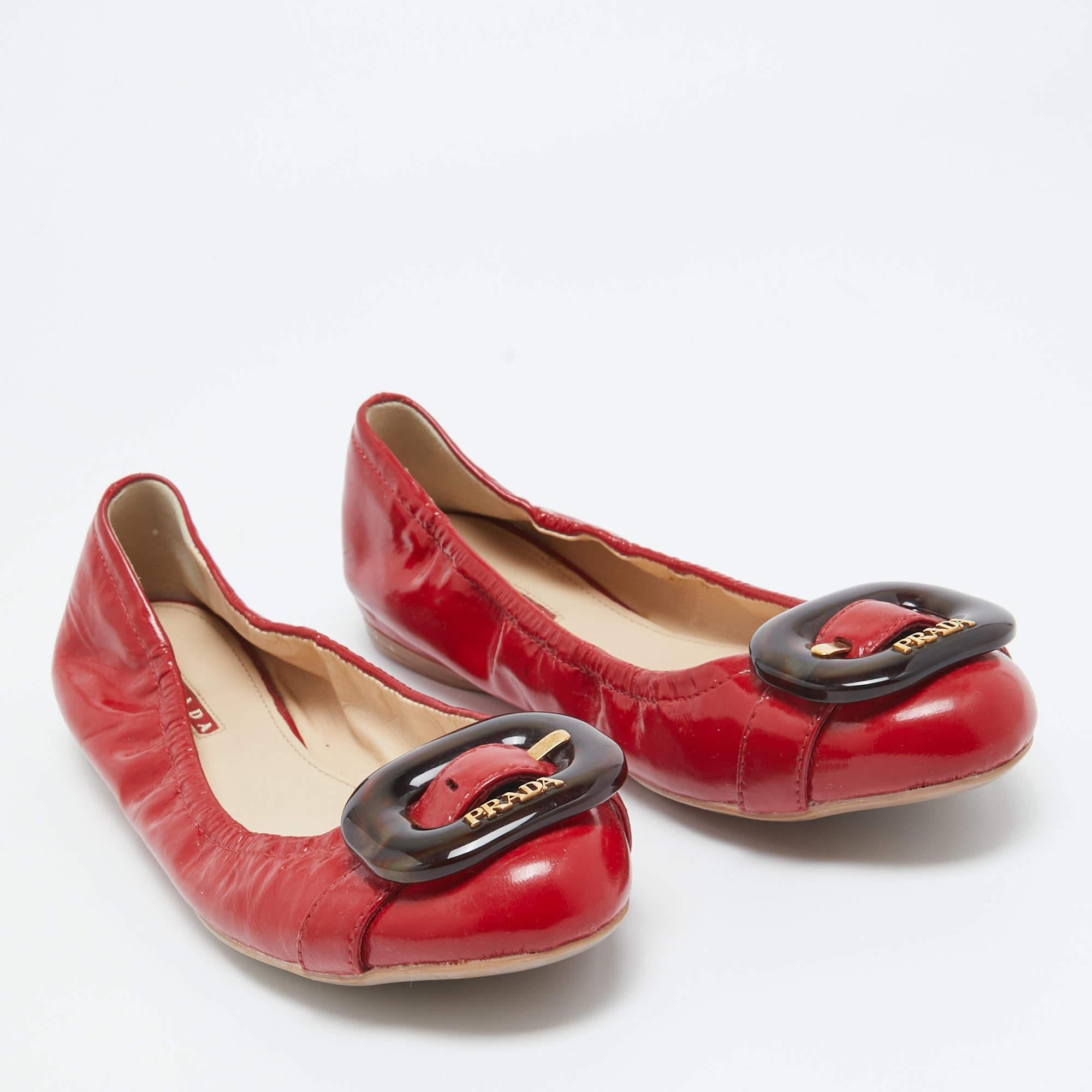Prada Sport Red Patent Leather Buckle Ballet Flats Size 39 In Good Condition In Dubai, Al Qouz 2