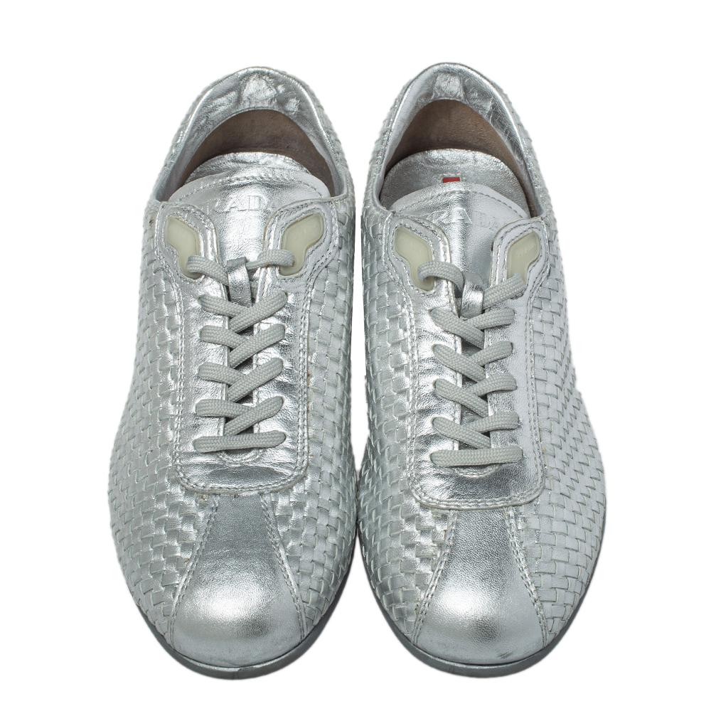 Created to provide comfort and designed to make a statement, this pair of sneakers by Prada Sport is a worthy buy. The low-top sneakers have been crafted from silver woven leather and designed with simple laces and branding elements.

