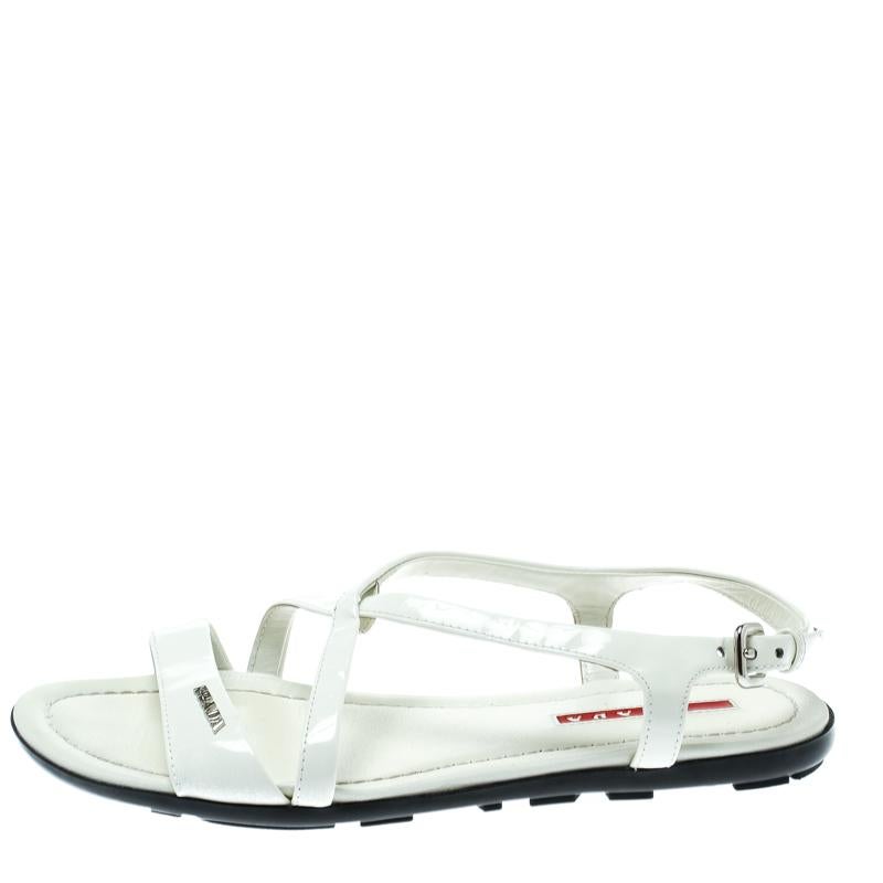 These flat sandals from Prada Sport promise to not only provide you with a lot of comfort but also add to your chic style! The white sandals are crafted from patent leather and feature an open toe silhouette. They flaunt a silver-tone brand logo