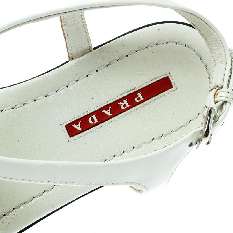 Prada Sport White Patent Leather Flat Sandals Size 35.5 In Good Condition In Dubai, Al Qouz 2