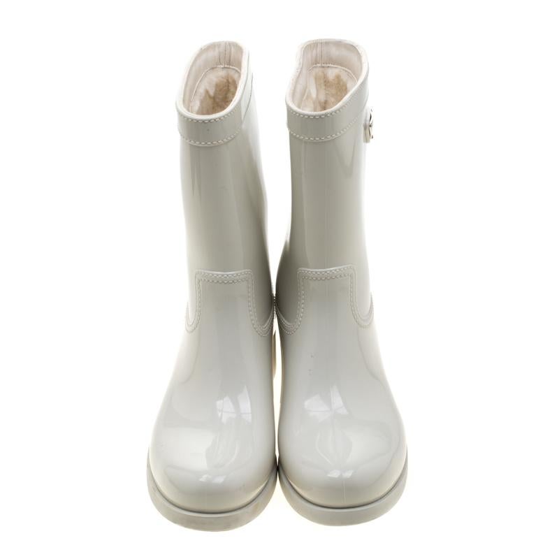 Enjoy the rain in style with these rain boots by Prada. Made from PVC, these cool white boots feature stitch detailed design and the Prada logo plaque in silver-tone. The interior is lined in fabric.

Includes: Original Dustbag
