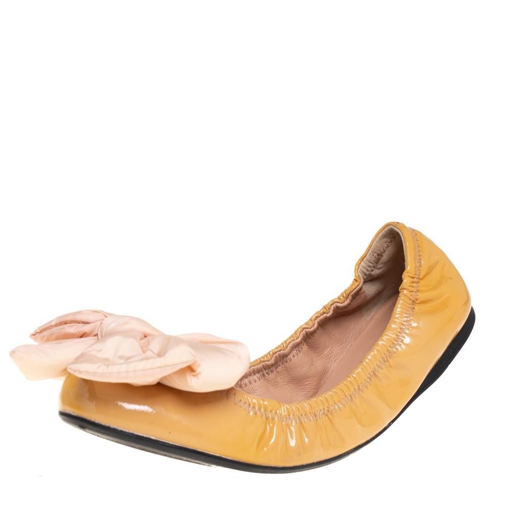Lend the luxury appeal to your casuals with these chic ballet flats from Prada Sports. Crafted from beige leather in a scrunch style and designed with large bow detailing on the uppers, they are the perfect choice when you want both comfort and