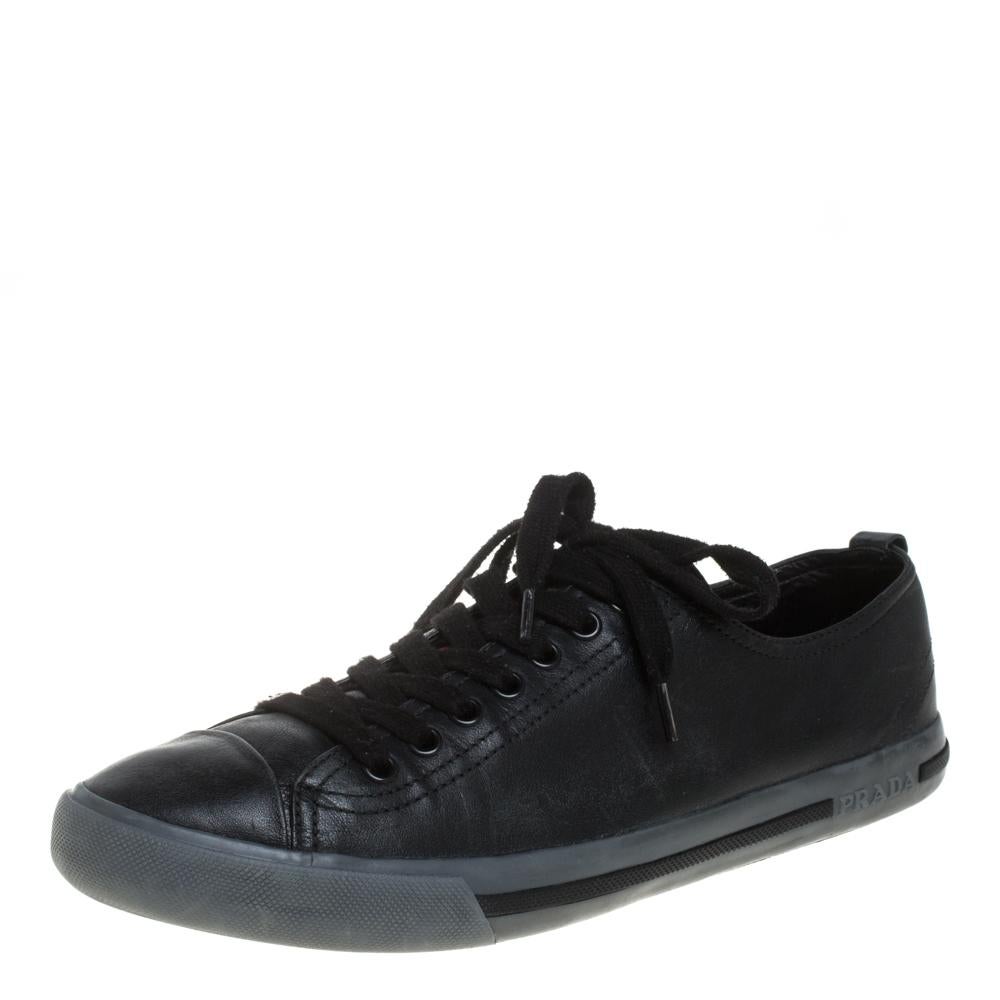 These black sneakers from Prada Sport are just what you need to add to your style. They are crafted from leather and feature round toes, lace-ups on the vamps, and brand details on the tongues. They offer a comfortable fit with their leather-lined
