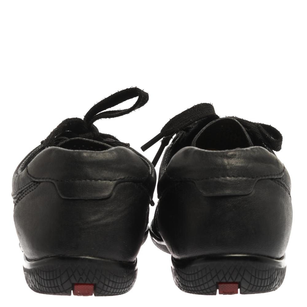 Noir Baskets basses Prada Sports noires en cuir perforé avec lacets, taille 38 en vente
