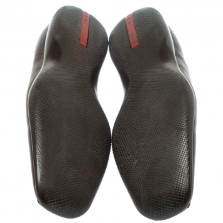 Stylish and super comfortable, this pair of loafers by Prada Sports will make a great addition to your shoe collection. They have been crafted from leather and styled with neat stitching. Leather insoles and rubber outsoles smartly complete the