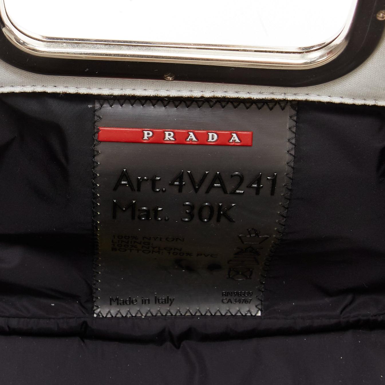 PRADA Sports Sac fourre-tout vintage en néoprène gris clair, base noire et logo rouge 5
