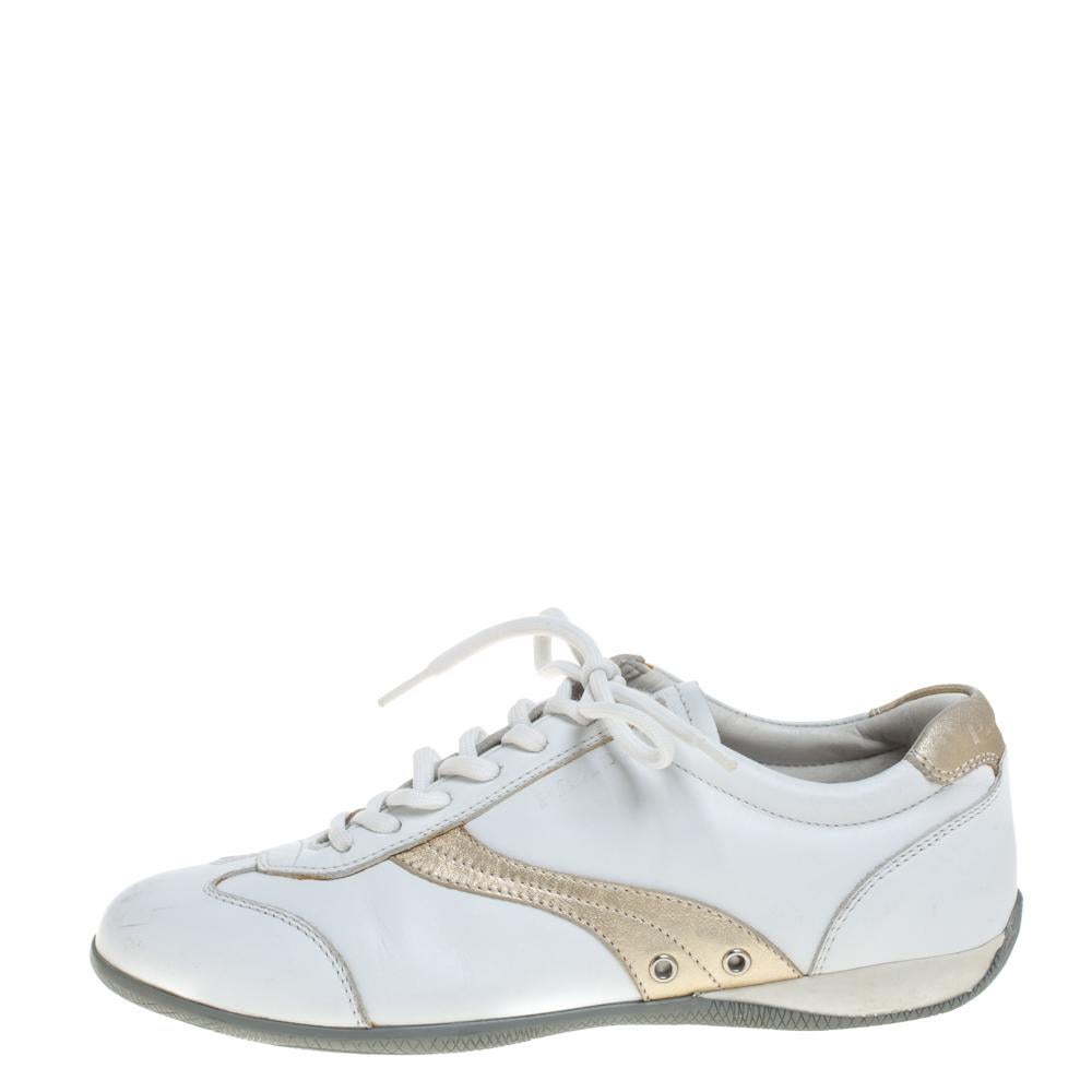 Flaunt a stylish look every time you pair an outfit with these Prada Sport sneakers. Crafted from white leather, they have a low-top silhouette, lace-ups on the vamps, contrasting trims, stitch detailing, comfortable insoles, and durable rubber