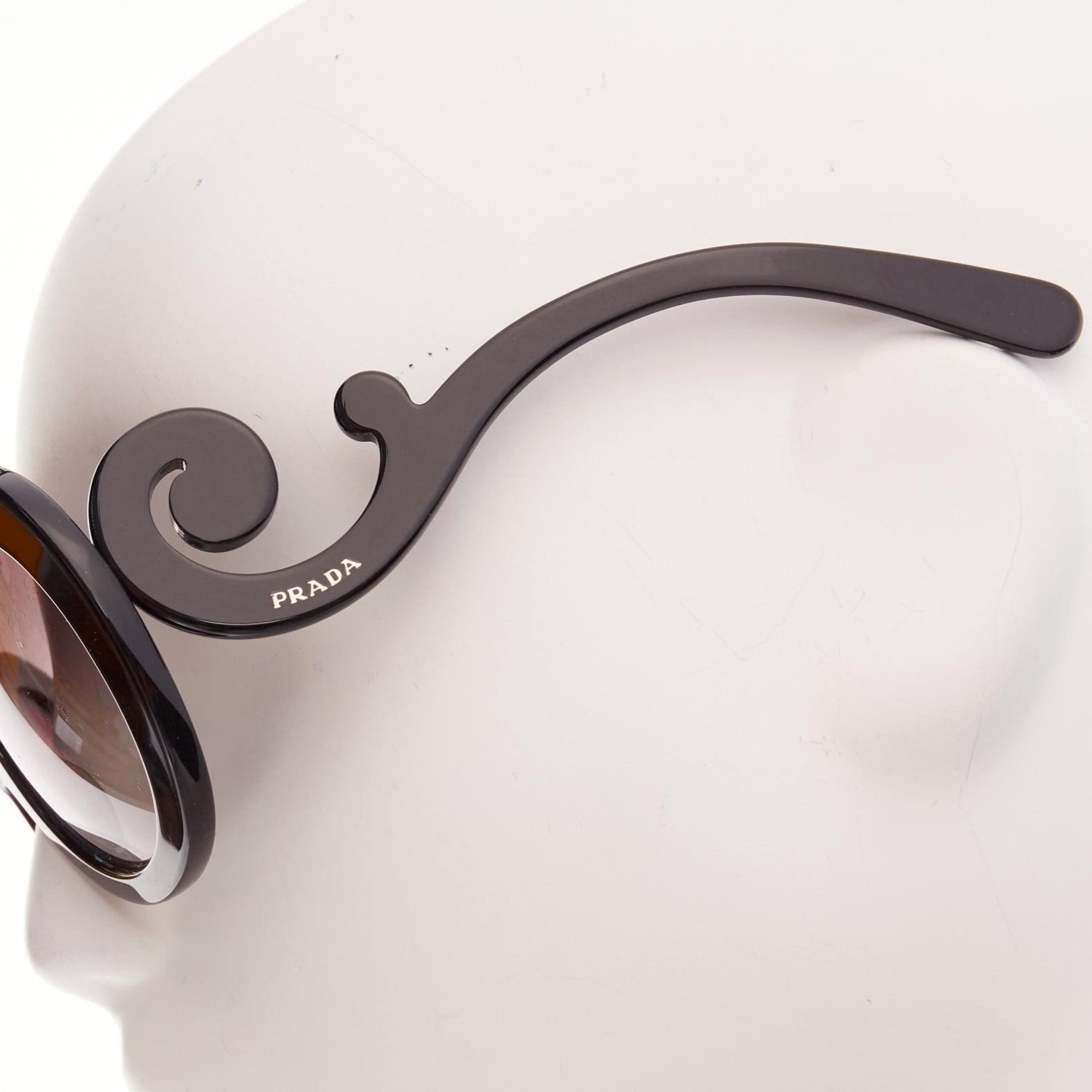 PRADA SPR27N gafas de sol redondas oversize con logotipo en forma de espiral en las patillas negras 1