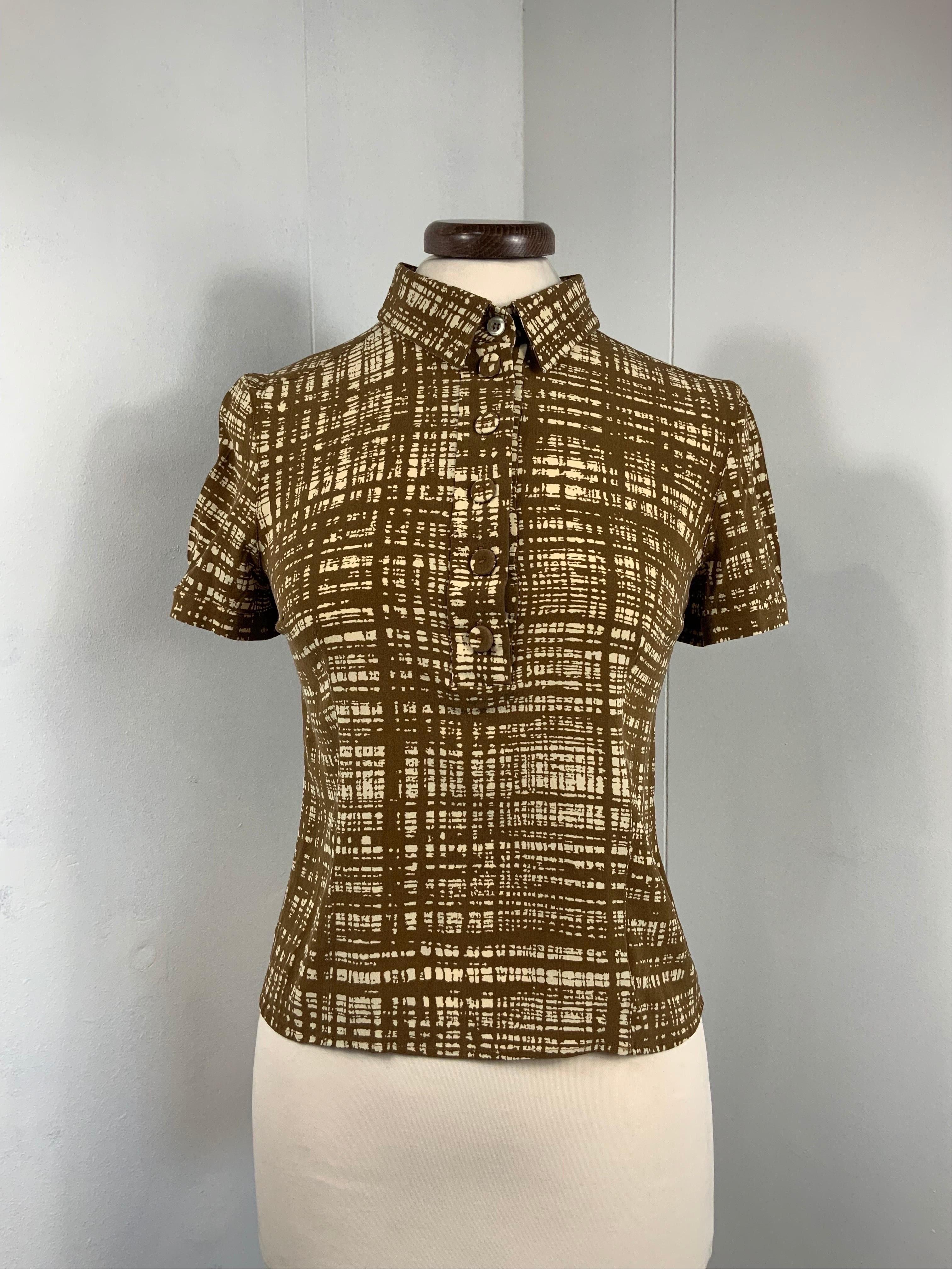 Prada iconic top.
Ugly chic spring 1996 collection.
Composition tag is missing but we reckon is silk.
Size 38 Italian.
Shoulders 38 cm
Bust 40 cm
Length 52 cm
Conditions: Excellent - Previously owned, like new or lightly worn, with small signs of