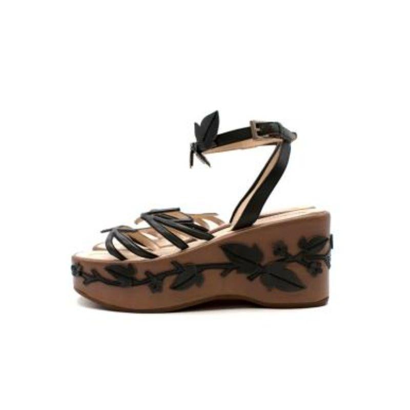 Prada Spring 1997 Floral Embroidered Tan Leather Wedge Sandals 

-Open heel & open toe
-Ankle fastening 
-Floral embroidery to the body 
-Branded leather insoles 
-Platform & wedge heel 

Material: 

Leather 

9.5/10 Excellent conditions, please