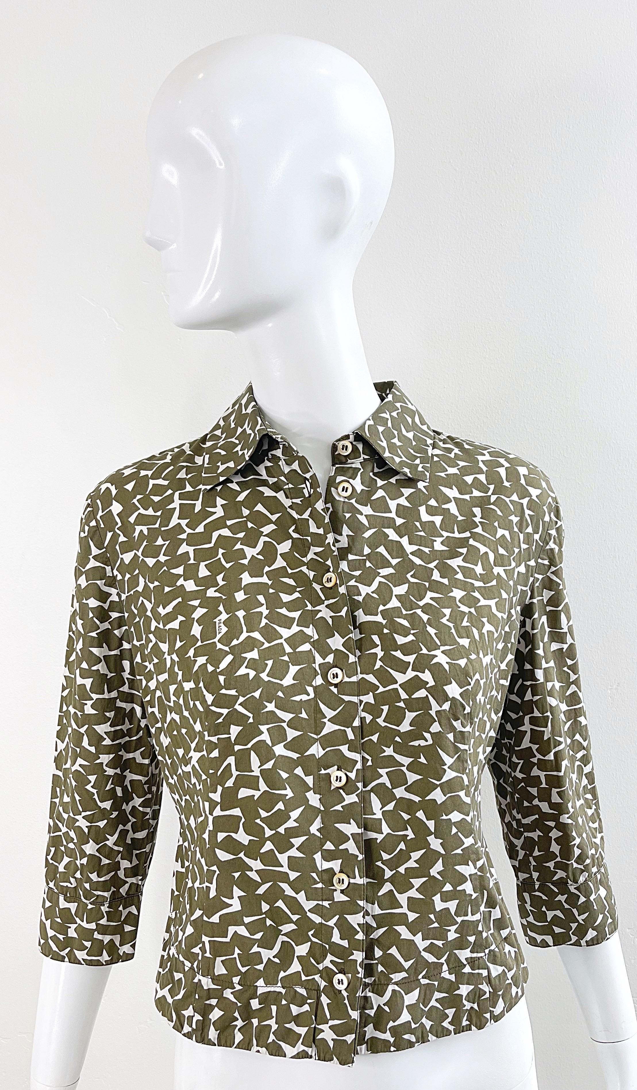 Prada Spring 2002 Size 38 Hunter Green + White Abstract Logo Print Shirt Blouse For Sale 8