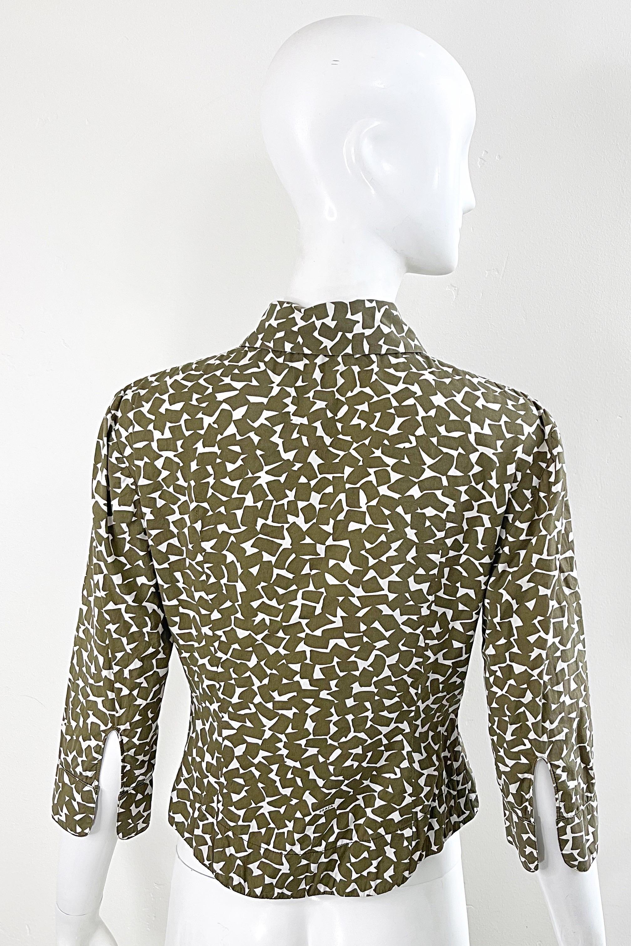 Prada Spring 2002 Size 38 Hunter Green + White Abstract Logo Print Shirt Blouse For Sale 4