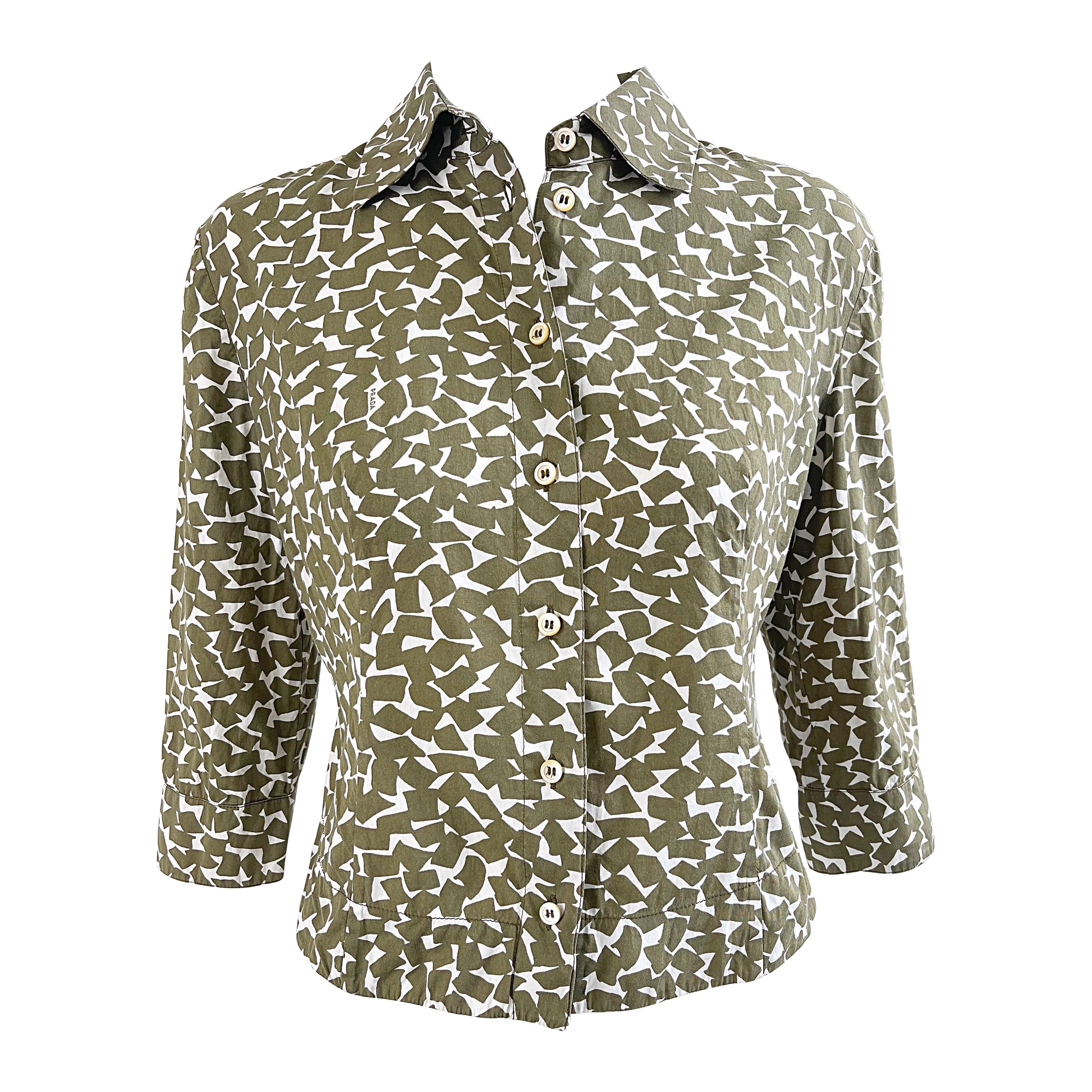 Chemisier Prada imprimé logo abstrait vert chasseur et blanc, taille 38, printemps 2002 en vente
