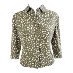 Chemisier Prada imprimé logo abstrait vert chasseur et blanc, taille 38, printemps 2002
