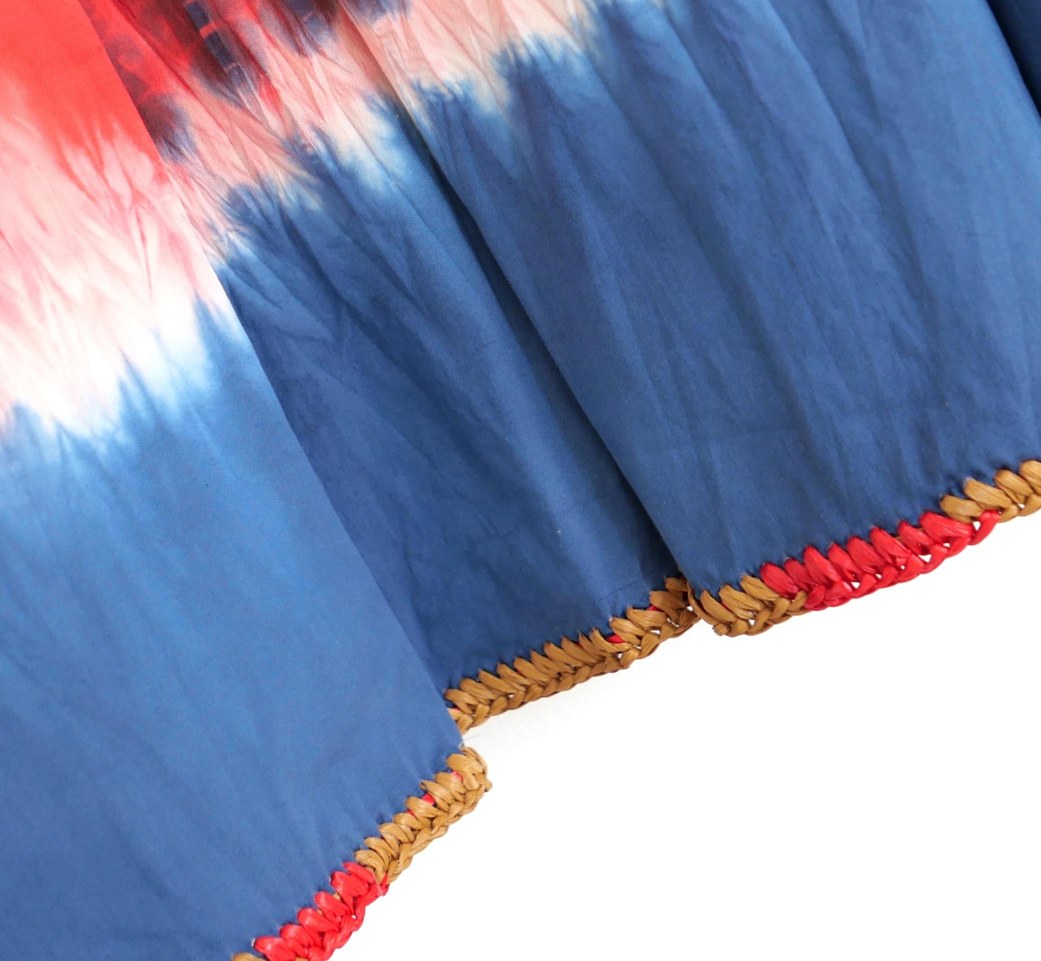 Preciosa falda Prada de archivo de la colección Primavera 2004 - look 16 en la pasarela. Se ha usado un puñado de veces y se ha limpiado en seco recientemente. De algodón teñido en azul y rojo, con dobladillo rizado cosido a punto de chantilly.