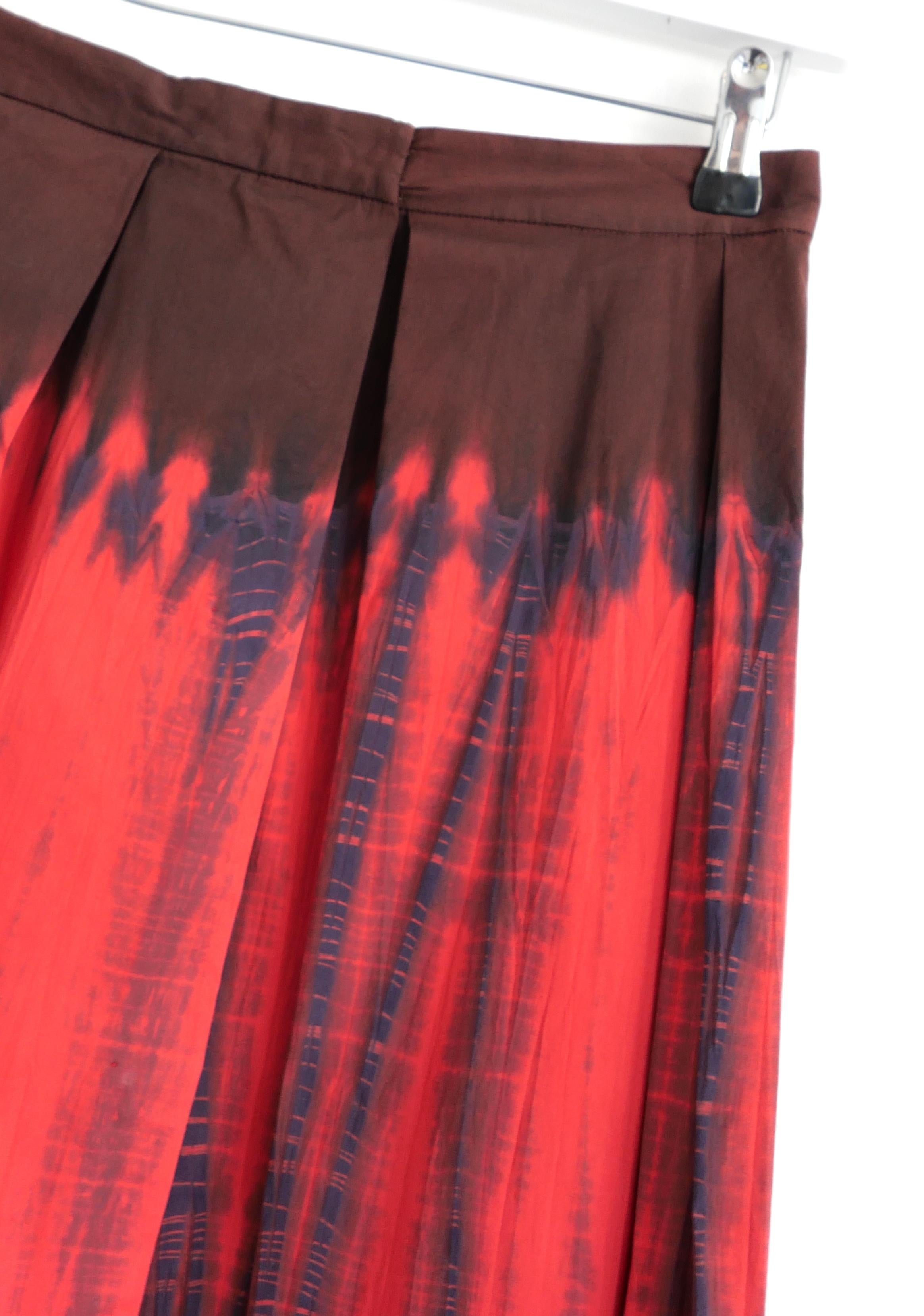 Falda Prada Primavera 2004 Tie Dye Raffia Hem Rojo en venta