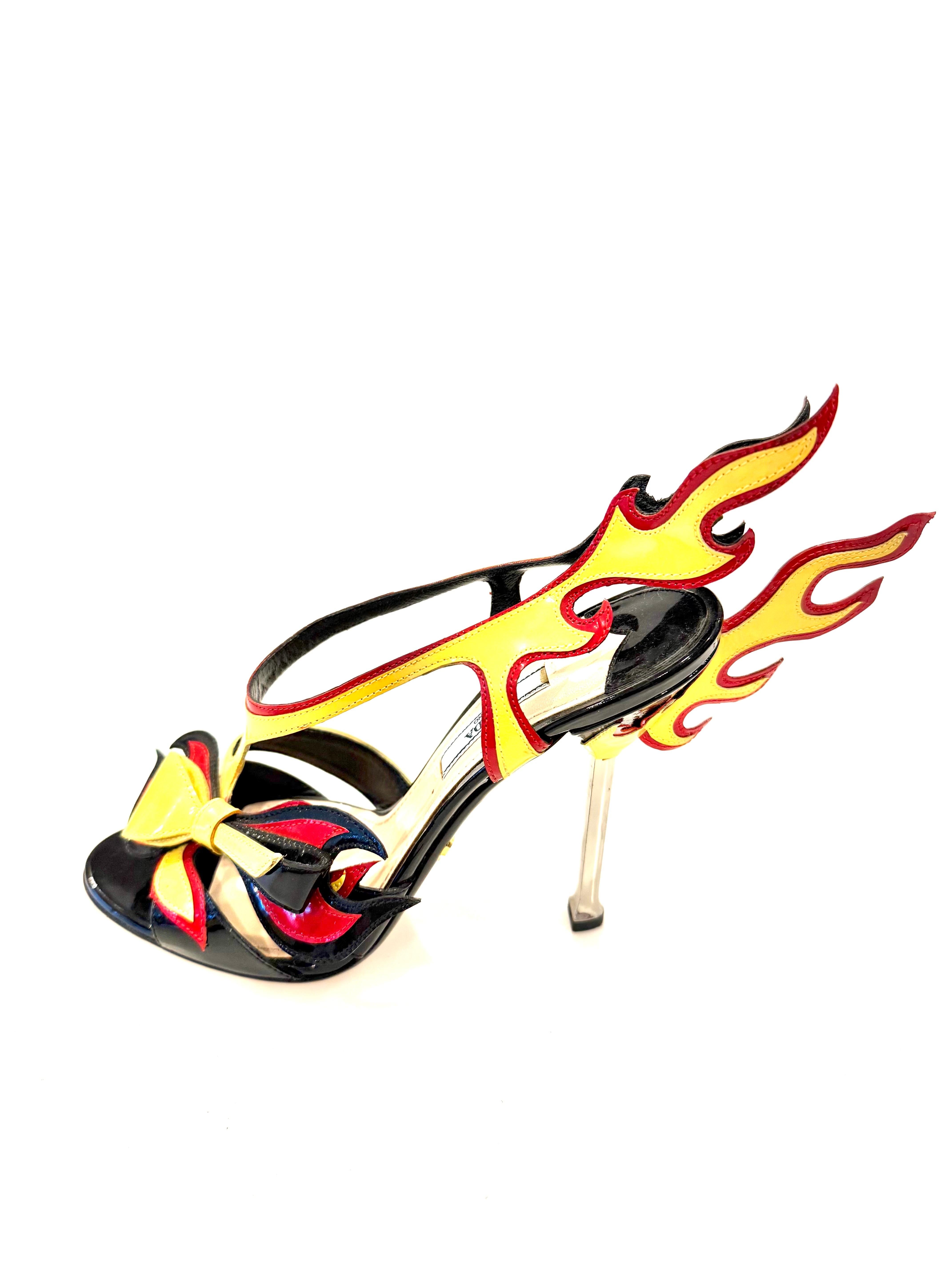 Prada Frühjahr 2012 Laufsteg Flamme Lackleder Slingback Heels  Größe 38 (Gelb)