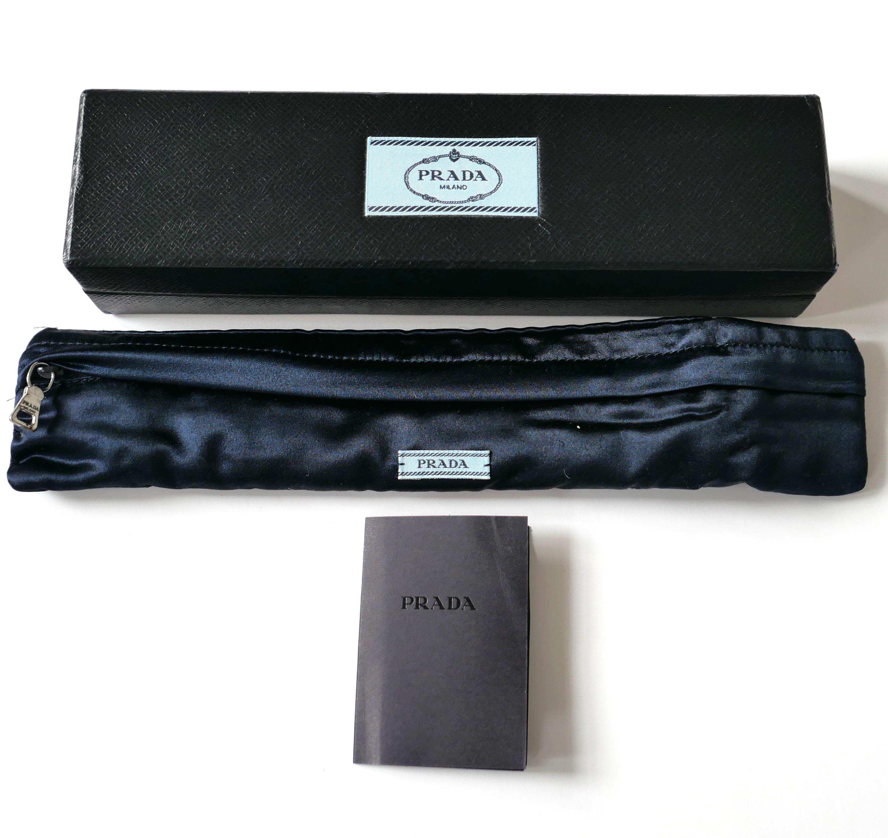 Donna Orecchino singolo di Prada primavera 2014 con piume e cristalli in vendita